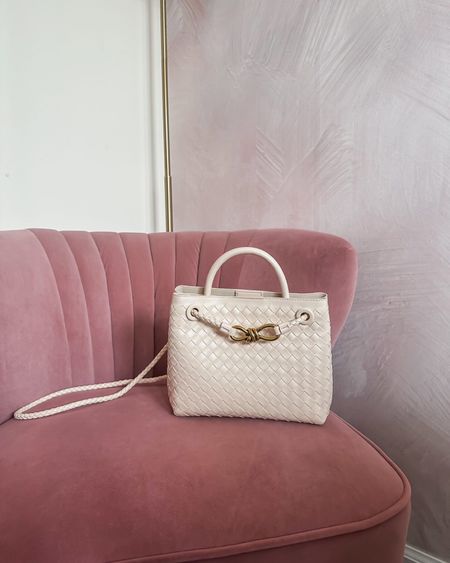 Designer look for less bag from Amazon! 💛

Woven purse // cream and gold bag // designer look alike purse // Amazon fashion find 

#LTKitbag #LTKstyletip #LTKfindsunder50