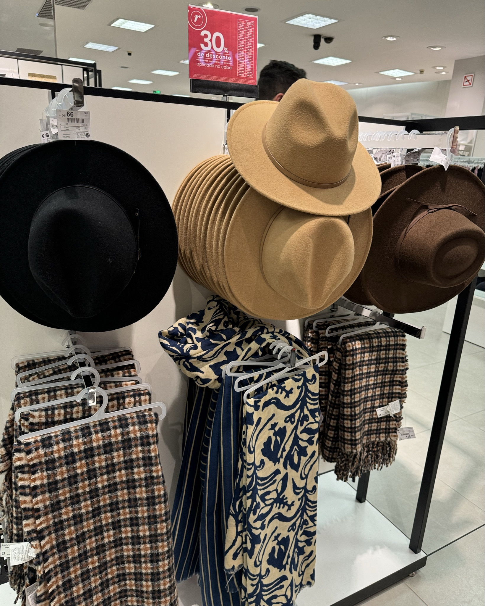 Acessório de inverno: Chapéus. 
Complementam o look, seguram o cabelo e protegem do sol/vento. 
A partir de 99,00 na Renner. 

#LTKbrasil #LTKwinter