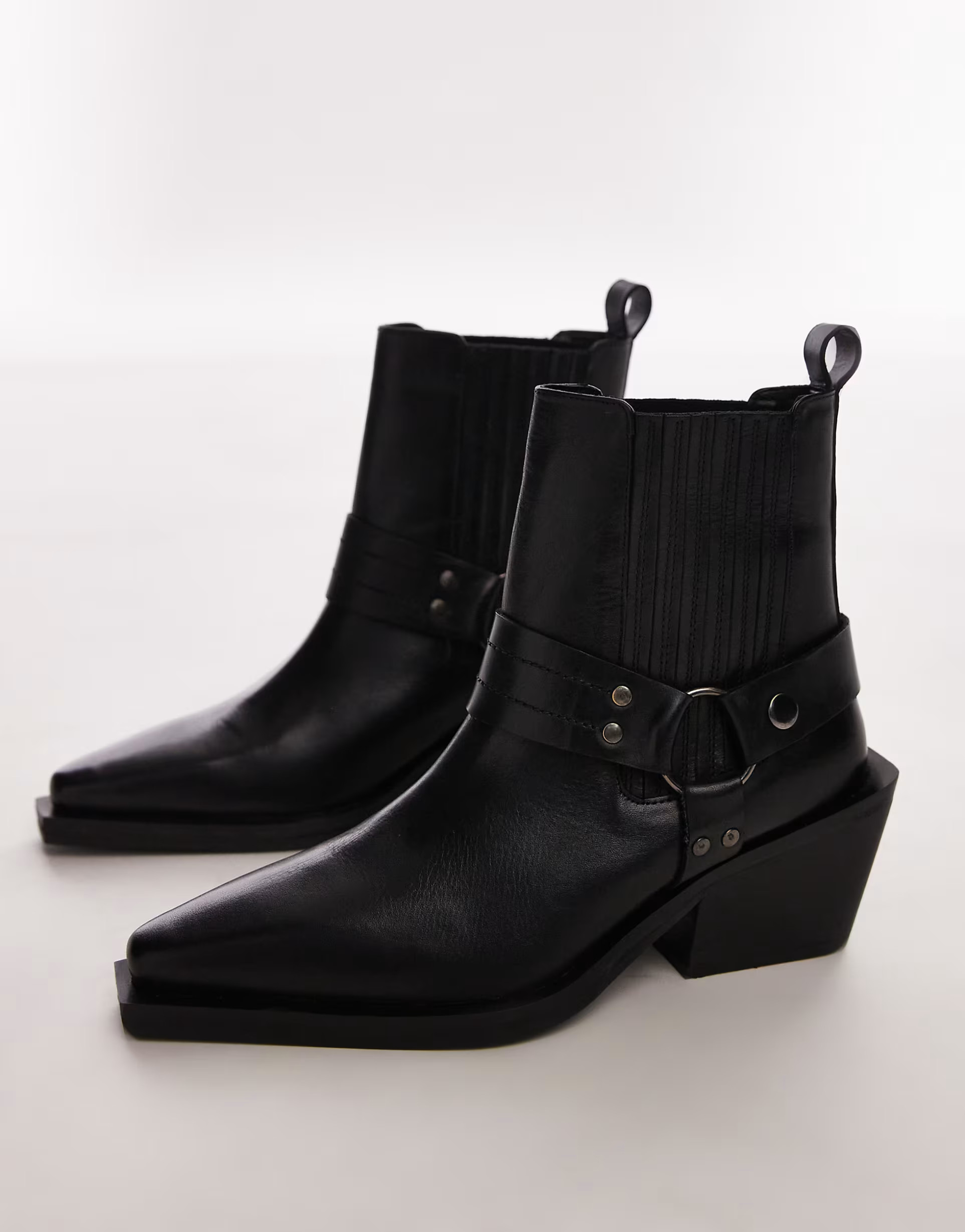 Topshop Wide Fit – Maxy – Leder-Cowboystiefel in Schwarz mit Gurtdetail, weite Passform | ASOS (Global)