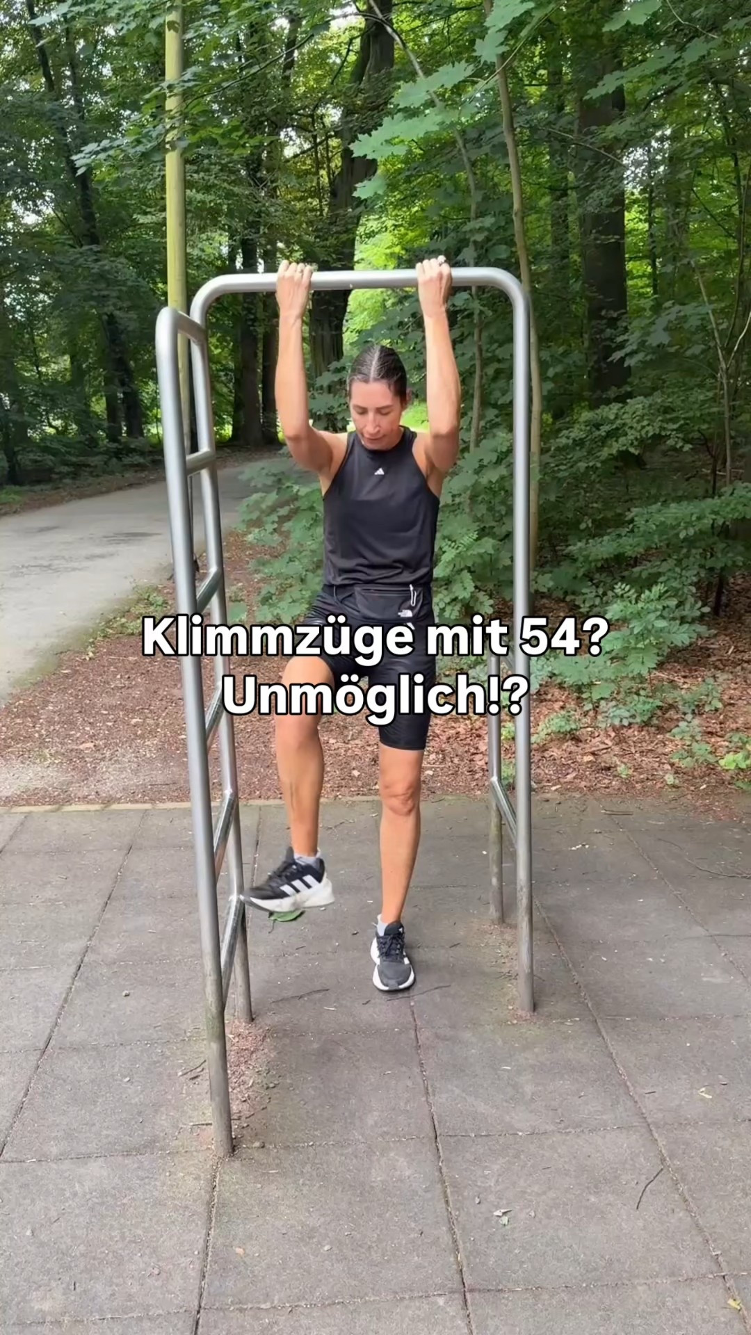 Klimmzüge mit 54? Unmöglich?
Ich trainiere trotzdem – oder besser gesagt: gerade deswegen. Noch kein perfekter Klimmzug. Aber ich ziehe mich hoch. Ich halte mich. Ich bleibe dran.

Und das ist mehr als nur Sport.

❌Denn was viele nicht wissen:
Ab etwa 40 beginnt unser Körper, Muskelmasse abzubauen – ein ganz natürlicher Prozess. Dieser verstärkt sich mit den hormonellen Veränderungen, die rund um die Wechseljahre beginnen:

In der Perimenopause, also in den Jahren vor der eigentlichen Menopause, sinkt der Östrogenspiegel langsam ab – und genau das beeinflusst den Muskelstoffwechsel. Die Menopause selbst ist nur ein einziger Tag – nämlich der Zeitpunkt, an dem die hormonelle Umstellung abgeschlossen ist. Sie wird rückblickend festgestellt, wenn über ein Jahr hinweg keine Periode mehr aufgetreten ist.
Danach beginnt die Postmenopause – und genau dort befinden sich viele von uns.

👉 Was bedeutet das konkret?
Ohne gezieltes Krafttraining verlieren wir nach und nach Muskelkraft, Körperspannung und Stabilität.
👉 Dieser Muskelabbau kann zu Gebrechlichkeit, Haltungsproblemen und Osteoporose führen – ein ernstzunehmendes Risiko für Frauen in der zweiten Lebenshälfte.

‼️ABER: Wir können etwas tun.

Mit Krafttraining – egal ob mit Gewichten, mit dem eigenen Körpergewicht oder an der Stange – setzen wir ein klares Zeichen:
Ich will stark bleiben. Ich will beweglich bleiben. Ich will gesund älter werden.

Ich trainiere, um mich selbst halten zu können. Im wörtlichen Sinn. Und ich spüre: Mein Körper wird stärker. Und mein Kopf auch.

💬 Gestern kamen so viele Reaktionen auf meine Story dazu, dass ich mich entschlossen habe, dieses Video als Reel hochzuladen.
👕👖 Außerdem kamen einige Fragen zu meinem Sportoutfit. Hier für dich  

#LTKfitness #LTKstyletip #LTKü50