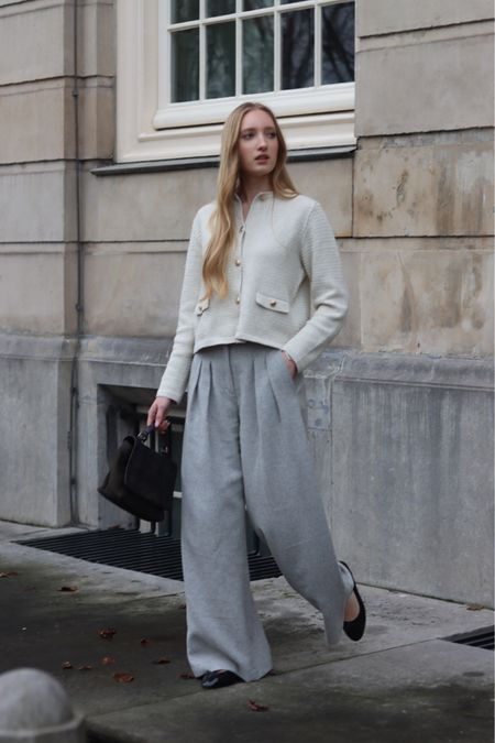 Christmas day look

Grey trousers, wool pants, grey wide leg trousers, tweed cardigan, tweed jacket, Christmas outfit, Christmas look, festive look, festive outfit 

#LTKSeasonal #LTKHoliday #LTKeurope