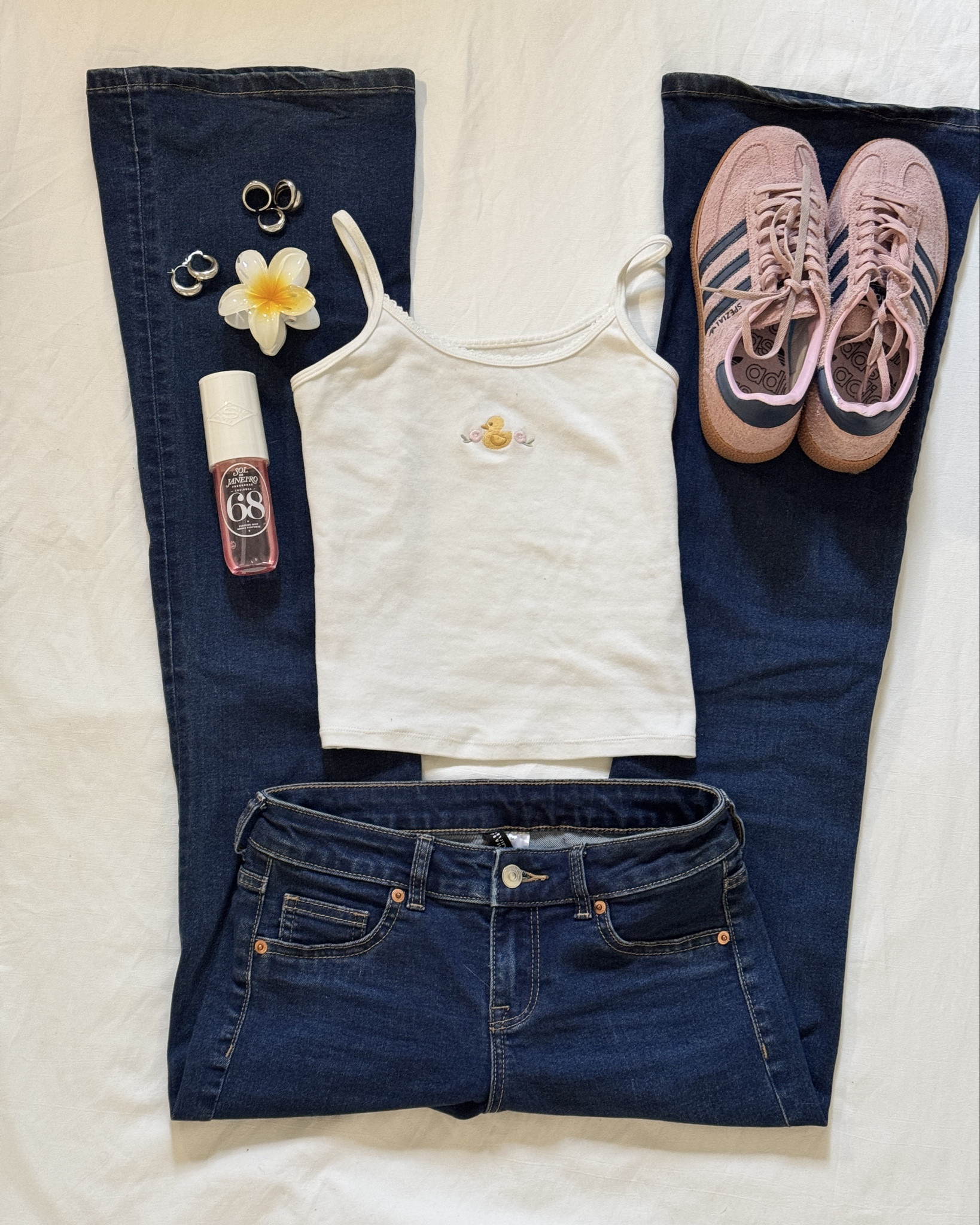 Loveeeee this cutie fit 
Earrings - https://s.click.aliexpress.com/e/_okbzleH
Hair clip - https://s.click.aliexpress.com/e/_oDlfdAH