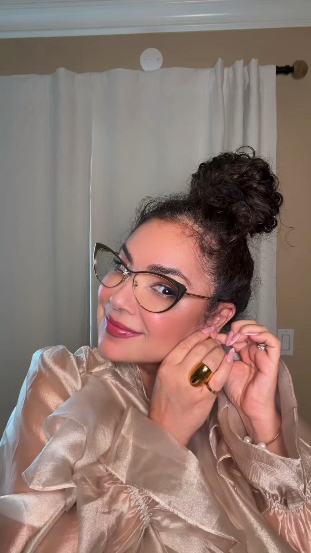 Before the day begins,
before the noise…
look at yourself in the mirror.

And instead of criticism,
offer yourself kindness.

Ask yourself, “what do you need today?”
Because the way you care for yourself
sets the tone for everything else.

You can’t pour from an empty cup -

so start your day by filling yours first.

Blouse @Chicwish 

#styleover50 #over50style #over50fashion #over50andfabulous #over50
@Chicwish 