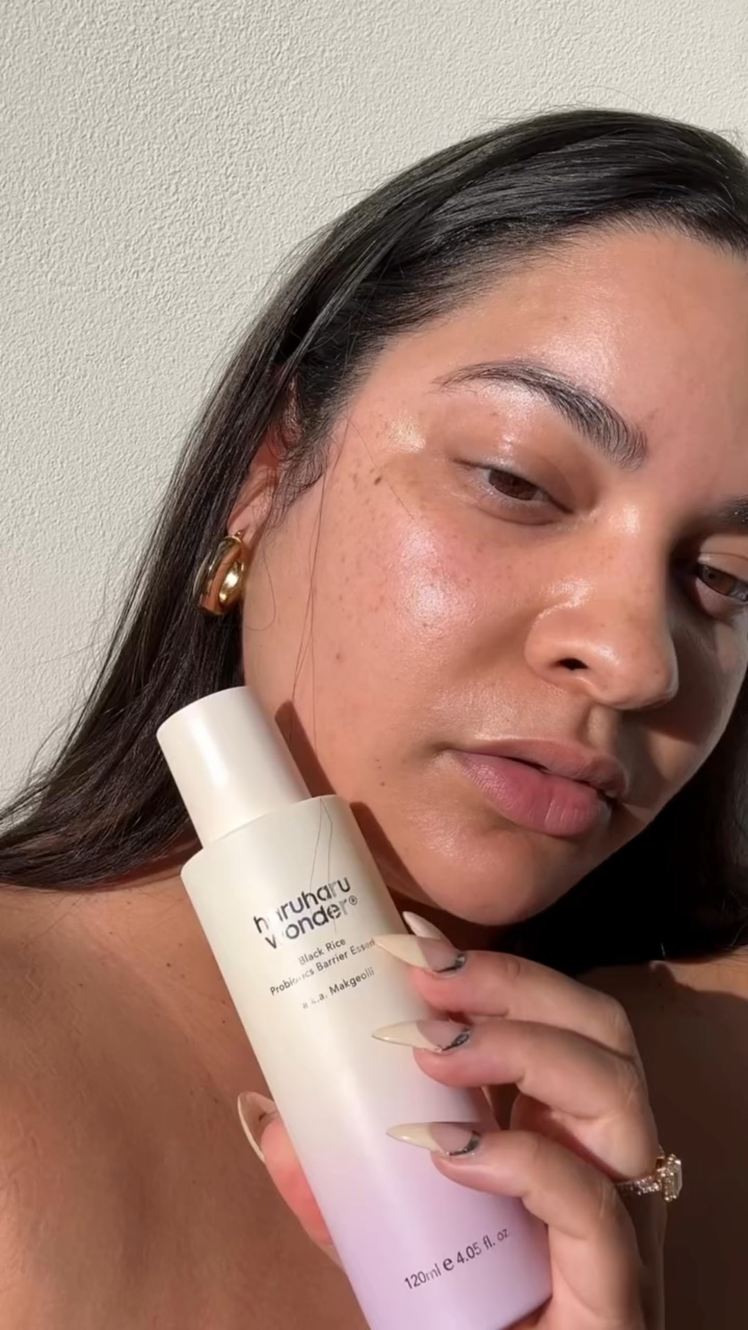 I’ve been in love with K beauty products the last few months and @haruharuwonder_official milky toner does not disappoint. I not only use it in my skincare routine but adding to my foundation has been teeaaaaa! 🤏🏽 

 #haruharuwonder
