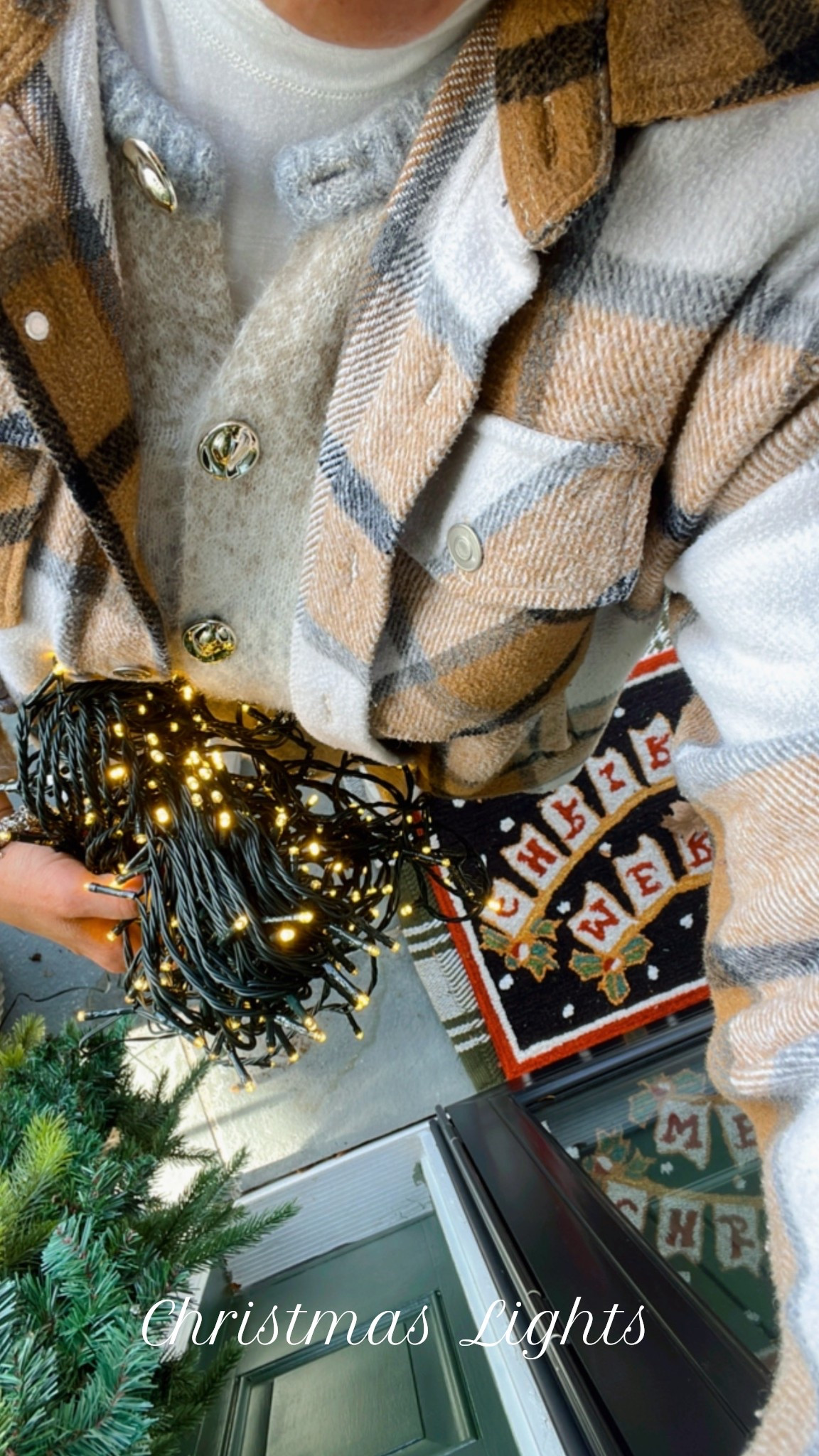 Darle ese toque festivo al frente de la casa es tan fácil como agregar unas cuantas guirnaldas y OBVIOOO : LUCES! Adoro estas porque tienen una variedad de velocidades que puedo variar y son súper bonitas! . 
Las tengo con estos  SMART PLUG  
Compré 2 y me gustaron mucho. 
DECORACIÓN COMPLETA EN MI CANAL DE YOUTUBE 

#LTKHome #LTKHoliday #LTKSeasonal