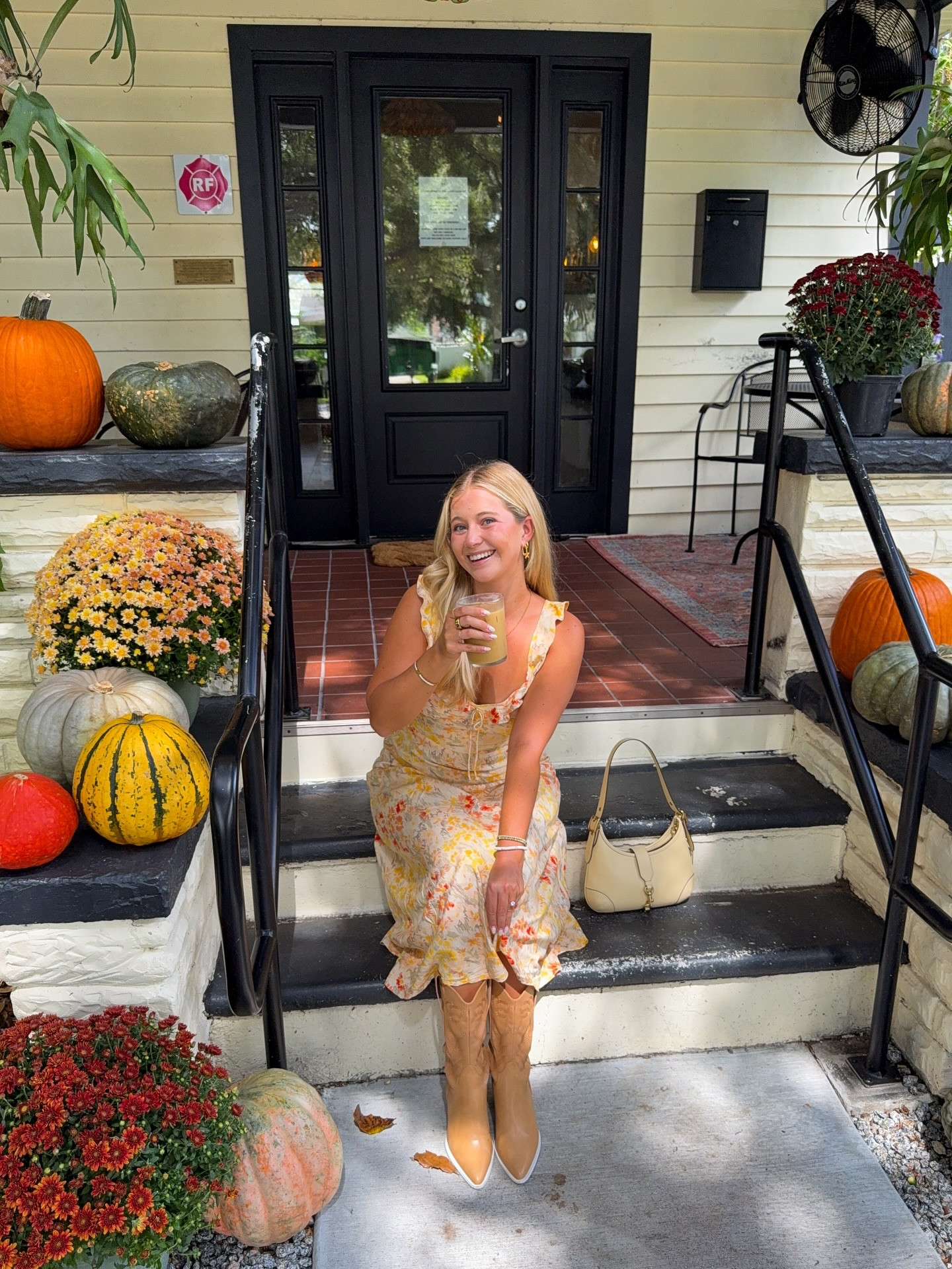 fall is here 🍂🤎🍁 aka @pistilhouse has decorated