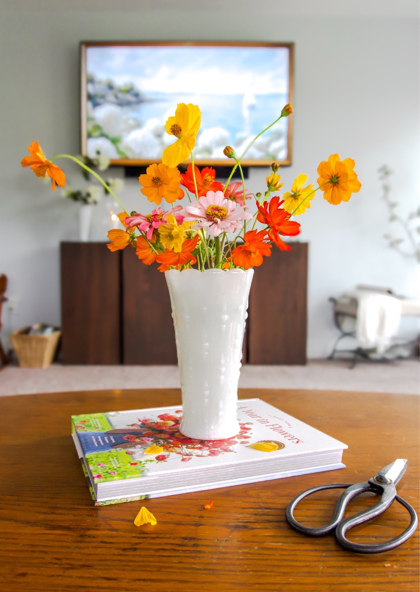 Fresh flowers from my garden to brighten my home 


•gardening •cut flowers •home deco

#LTKdayinmylife #LTKmomlife #LTKselfcare
