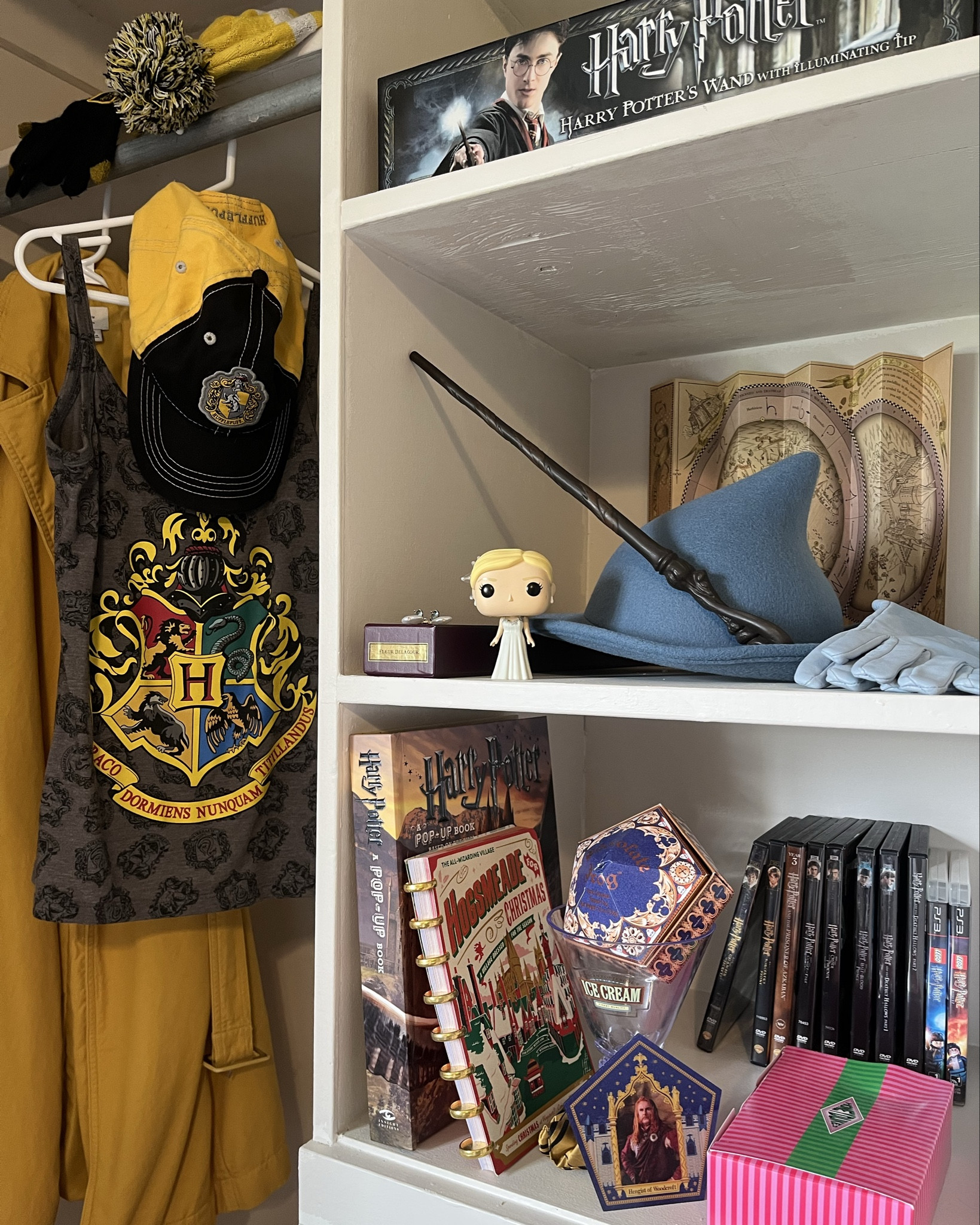 Where are my #HarryPotter fans!? 🙋🏼‍♀️🪄⚡️My upcoming theater reservation to see “Harry Potter and the Cursed Child” at the theatre 🎭 has me feeling nostalgic 🥹

Shop some of my favorite HP collectibles 🥰👇🏻

#collectibles #home #toys #fandom #universalstudios #thewizardingworldofharrypotter #limitededition