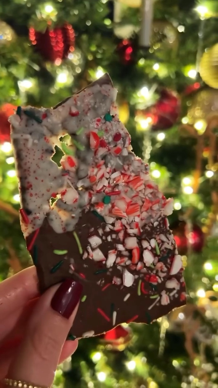 🌟Hagamos una barra de chocolate
Navideña! Solo tenés que derretir tu chocolate preferido a 170 grados Fahrenheit por 15 minutos, agregarle chispas, malvaviscos, caramelos, semillas, según tus gustos y poner a congelar por una hora. Este chocolate es perfecto para compartir en familia o con tus amigas! Qué ingredientes le agregarías? 🍫🎄

*****
Let’s make a Holiday Chocolate bark 🌟
place your favorite chocolate bars in the oven for 15 minutes at 170 degrees F, and add holiday sprinkles, crushed candy canes, marshmallows, nuts, granola, or any topping you like. Place in the freezer for one hour and share with your friends and family! What toppings would you add?🎄

DIY chocolate Christmas bark
#chocolatebark 
#christmasrecipes #christmastreats
#christmasbaking #postresnavideños
#recetasnavideñas #christmastime
#christmascountdown #holidayrecipes
#holidaybaking