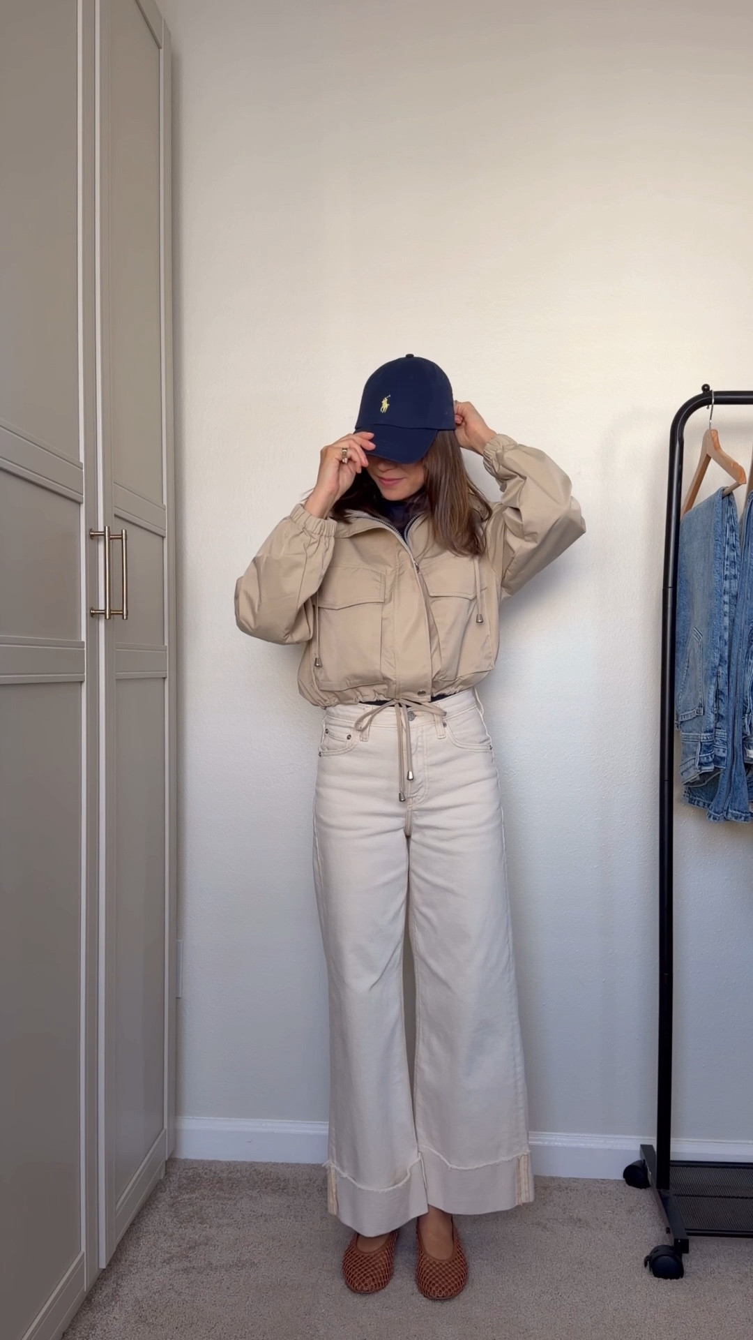 Easy spring outfit / simple to chic in 10 seconds 

Amazon jacket - sized up to medium 
Gap jeans - 25 reg (on sale!)

Casual chic mom outfit / spring outfit 2026