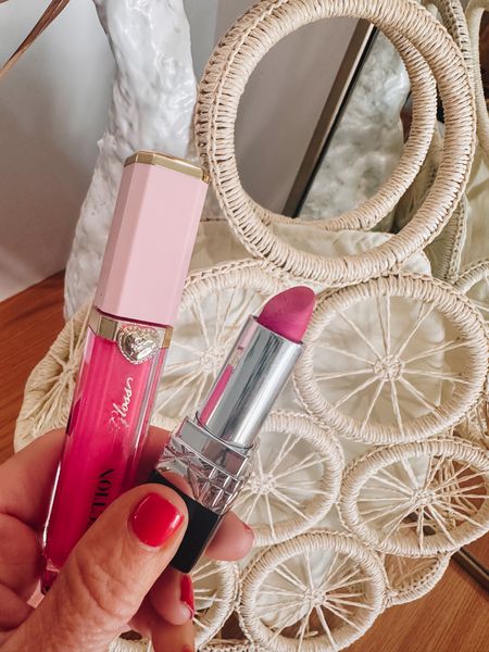 pretty pink lip duo 
rouge lipstick: shade 784 rouge rose 
lipgloss: people pleaser 


#LTKbeauty #LTKSeasonal #LTKfindsunder50