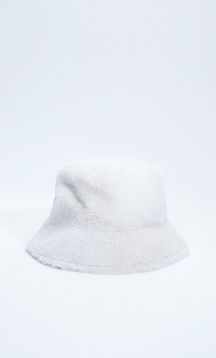 Faux fur bucket hat - Women's fashion | Stradivarius United Kingdom | Stradivarius (UK)