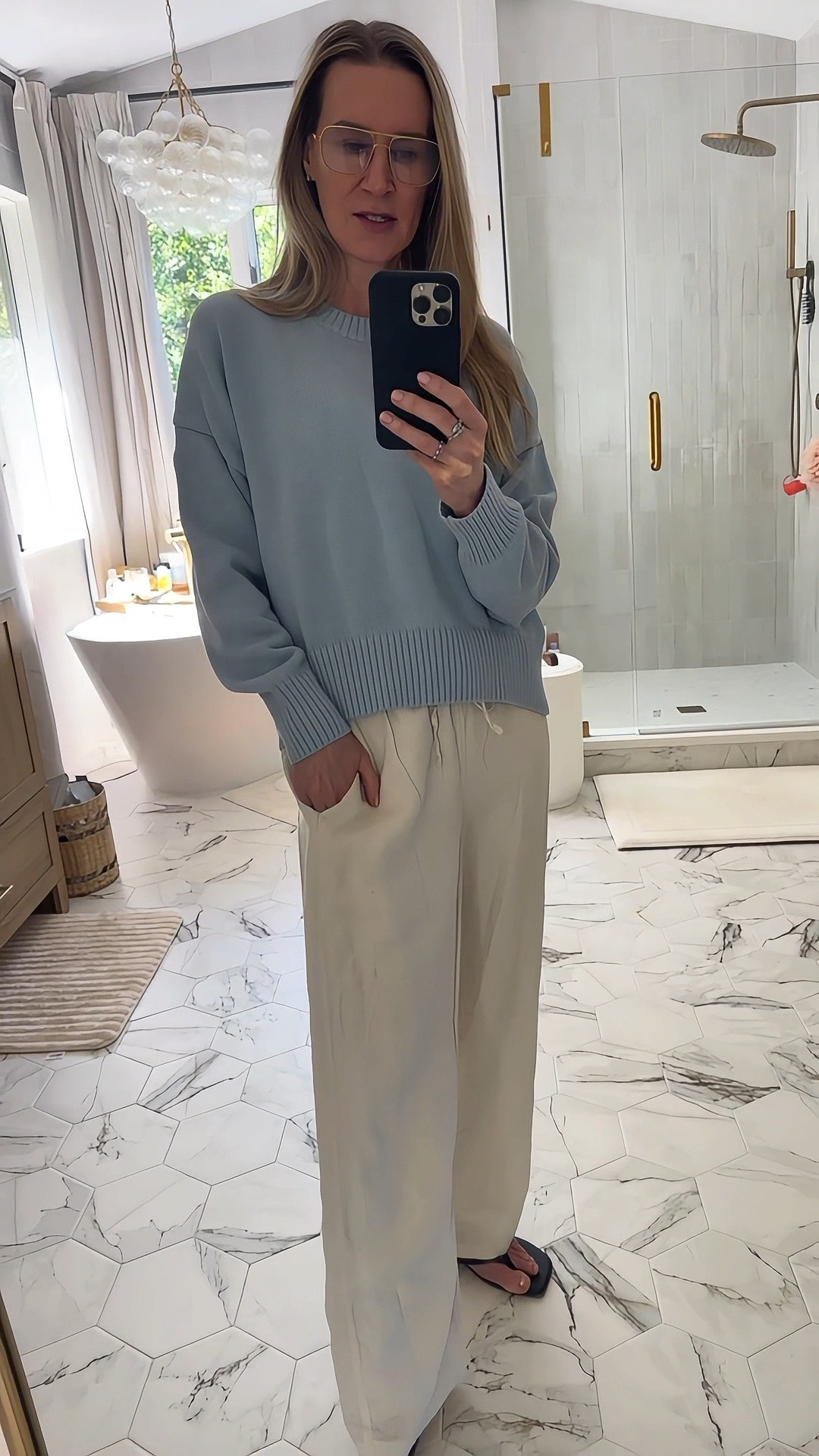 A @onequince.soft blue knit creates that effortless coastal style fashion insiders always return to. Finished with timeless linen pants #quincepartner
￼