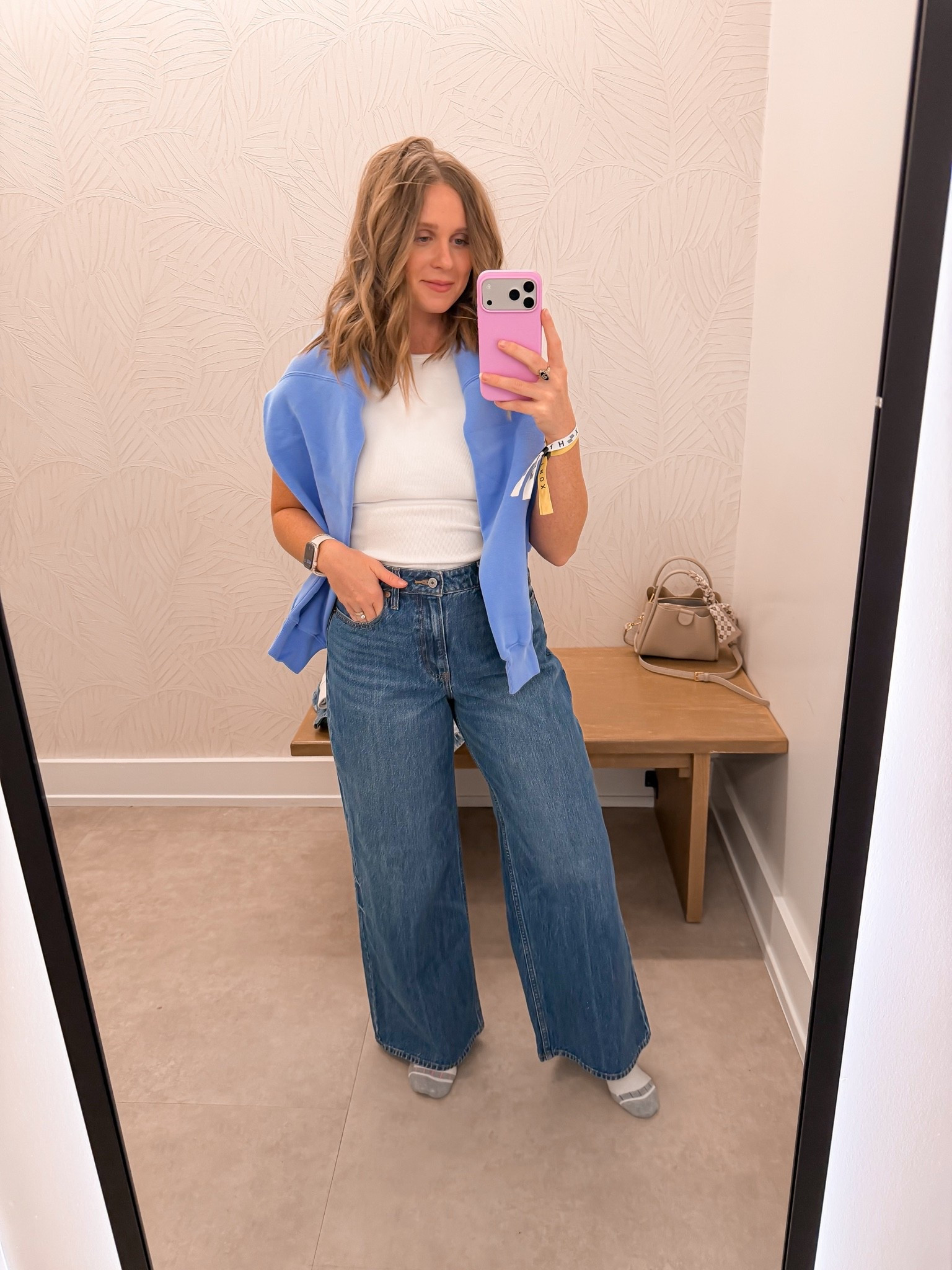 POV: You packed for NYC and somehow Abercrombie understood the assignment. 🍎✨ @abercrombie 

This try-on haul came with me to the Big Apple and every piece earned a spot in my suitcase. From the perfect wide-leg high-rise jeans to the built-in bra tank that makes getting dressed so much easier, these are the effortless basics I’m reaching for on repeat. And don’t even get me started on the mock neck crew sweatshirt—perfect for cool mornings, travel days, and everything in between.

Which piece would you wear first? 🖤

#AbercrombieStyle #NYCOutfits #NYCFashion #TryOnHaul #AbercrombieHaul #WideLegJeans #HighRiseJeans #BuiltInBraTank #MockNeckSweatshirt #TravelOutfits #CapsuleWardrobe #EverydayStyle #CasualChic #FashionReels

#LTKxAbercrombie #LTKootd #LTKSaleAlert