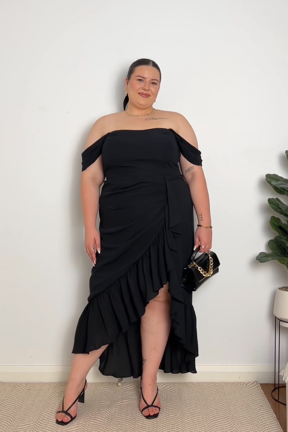 Wearing a size 20 and it fits perfectly, doesn’t have any stretch and does have a zip !! 