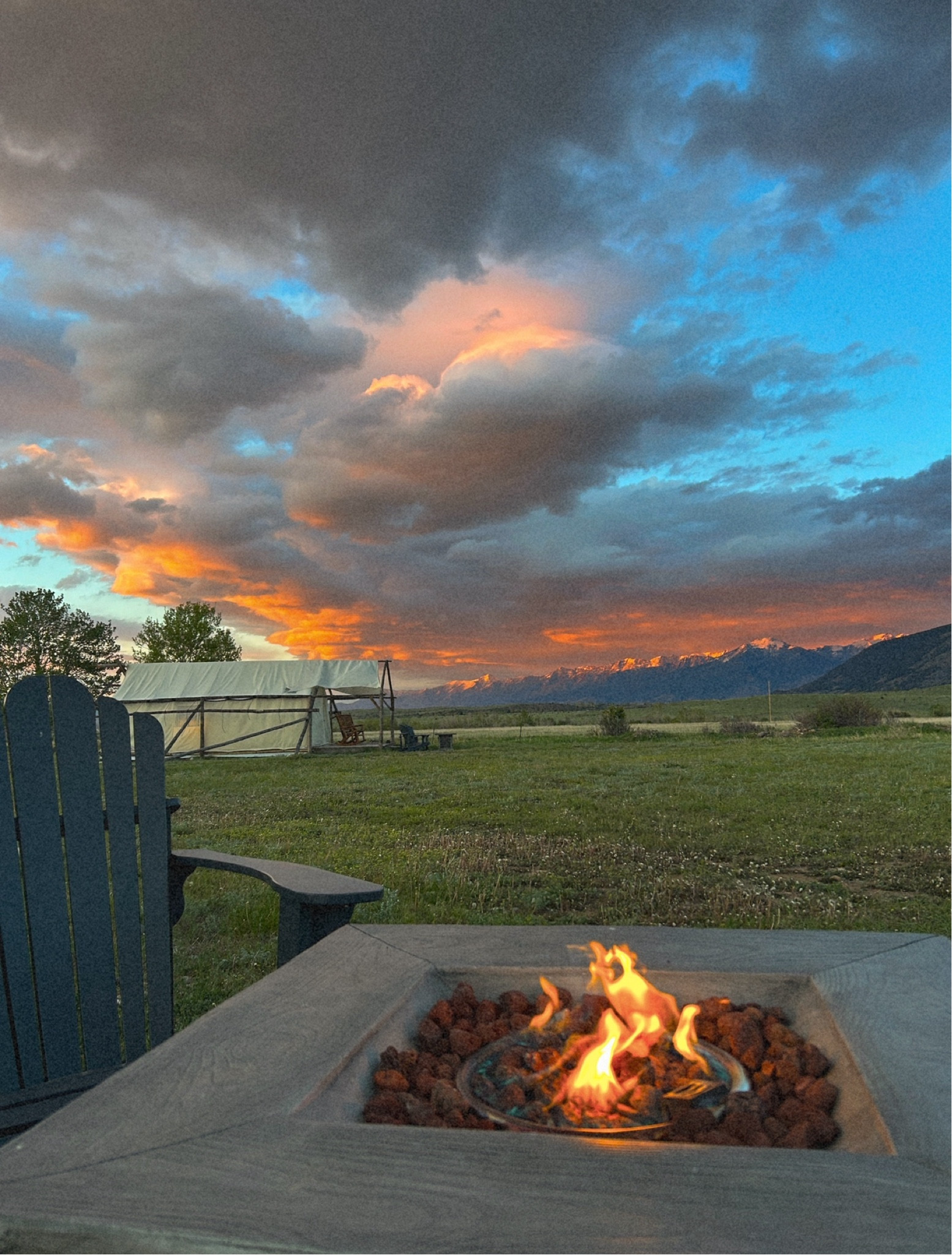 It’s about time to cozy up next to the fire and these are the most comfortable fits for it!  It’s left my fav season of the year🤎 

#campfirecomfort #campfirefits #falloutfits #campfire #fallvibes #fallfits #lounge #loungeoutfits #loungefits 

#LTKStyleTip #LTKBacktoSchool #LTKOver40