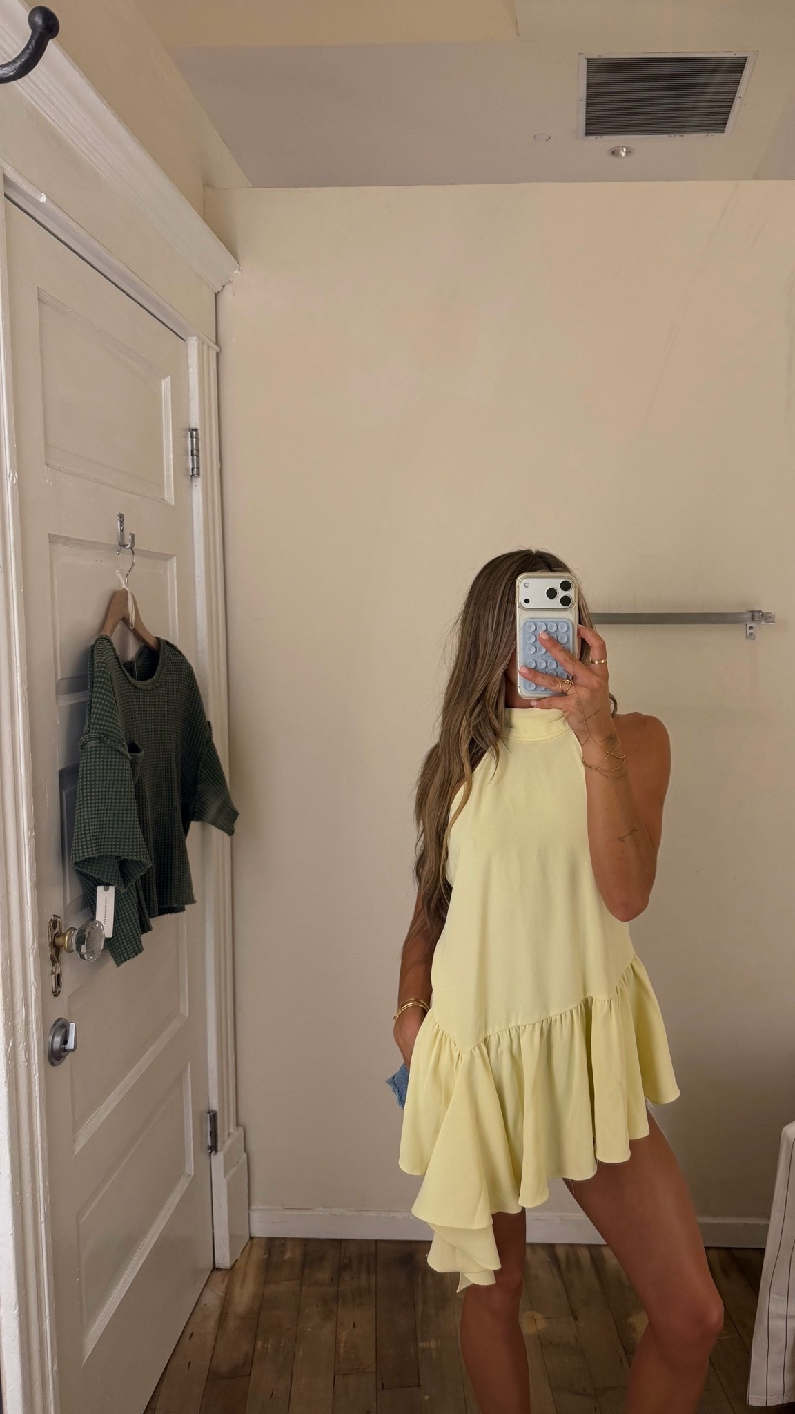 wearing an xs! the back is completely open 💛