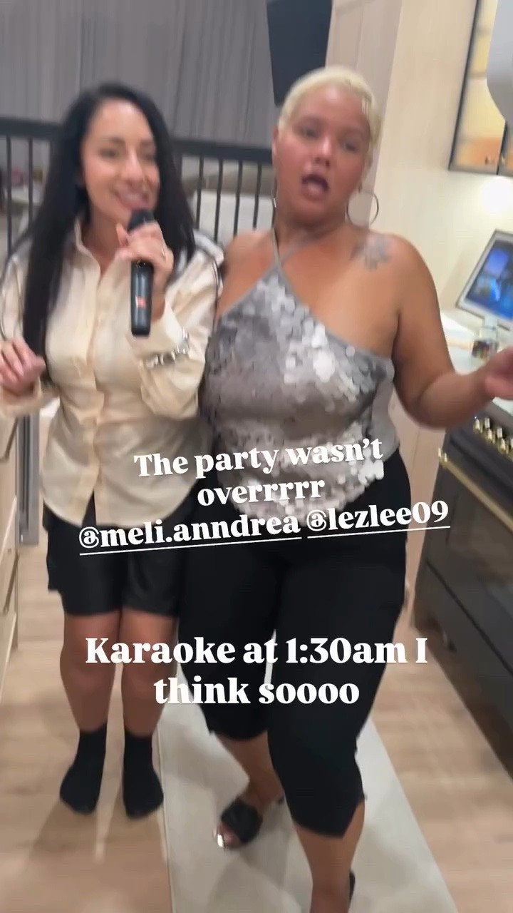 The party wasn’t overrrrr
@meli.anndrea @lezlee09  Karaoke at 1:30am I think soooo
