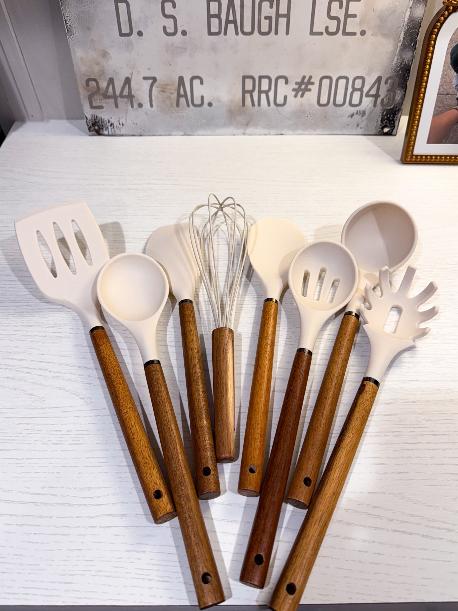 Got these as a gift off of our wedding registry & I am obsessed. We have been in desperate need of new kitchen things. 🤪