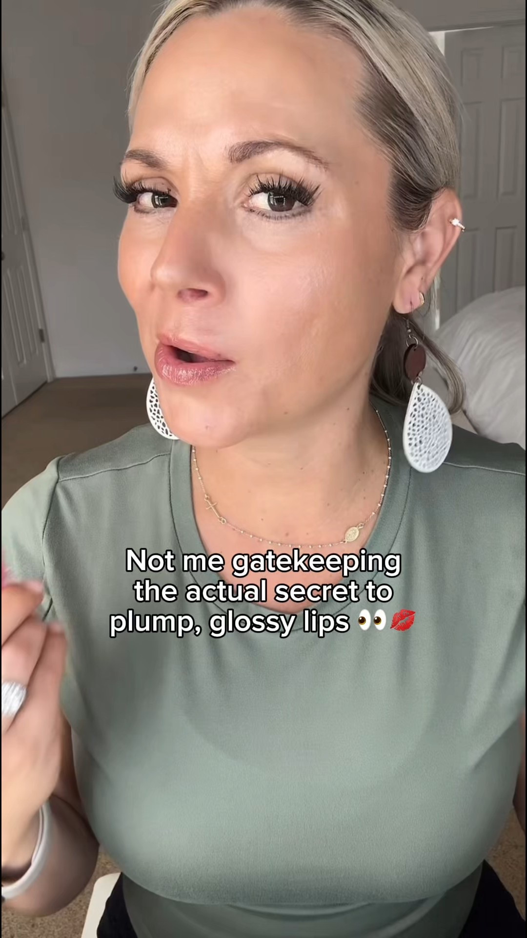 Fuller lips in seconds?! This plumping lip oil with chili extract is IT. 😍 So smooth, ultra hydrating, and gives that juicy lip glow with a glossy finish. Lightweight, non-sticky, and vegan with a mild spicy sensation—thank you peppermint and chili oil 👏 Your lips will thank you 💋

#plumpinglipoilwithchiliextract #fullerlipsinseconds #ultrahydratingandnourishing #glossyfinish #lipglow #smoothlips #veganbeauty #mildspicysensation #peppermintessentialoil #lightweightnonsticky #lipplumper #tiktokmademebuyit #beautyhacks #lipcare #shopthisnow #TikTokShopFinds #glowup #lipoil #viralbeautyproducts