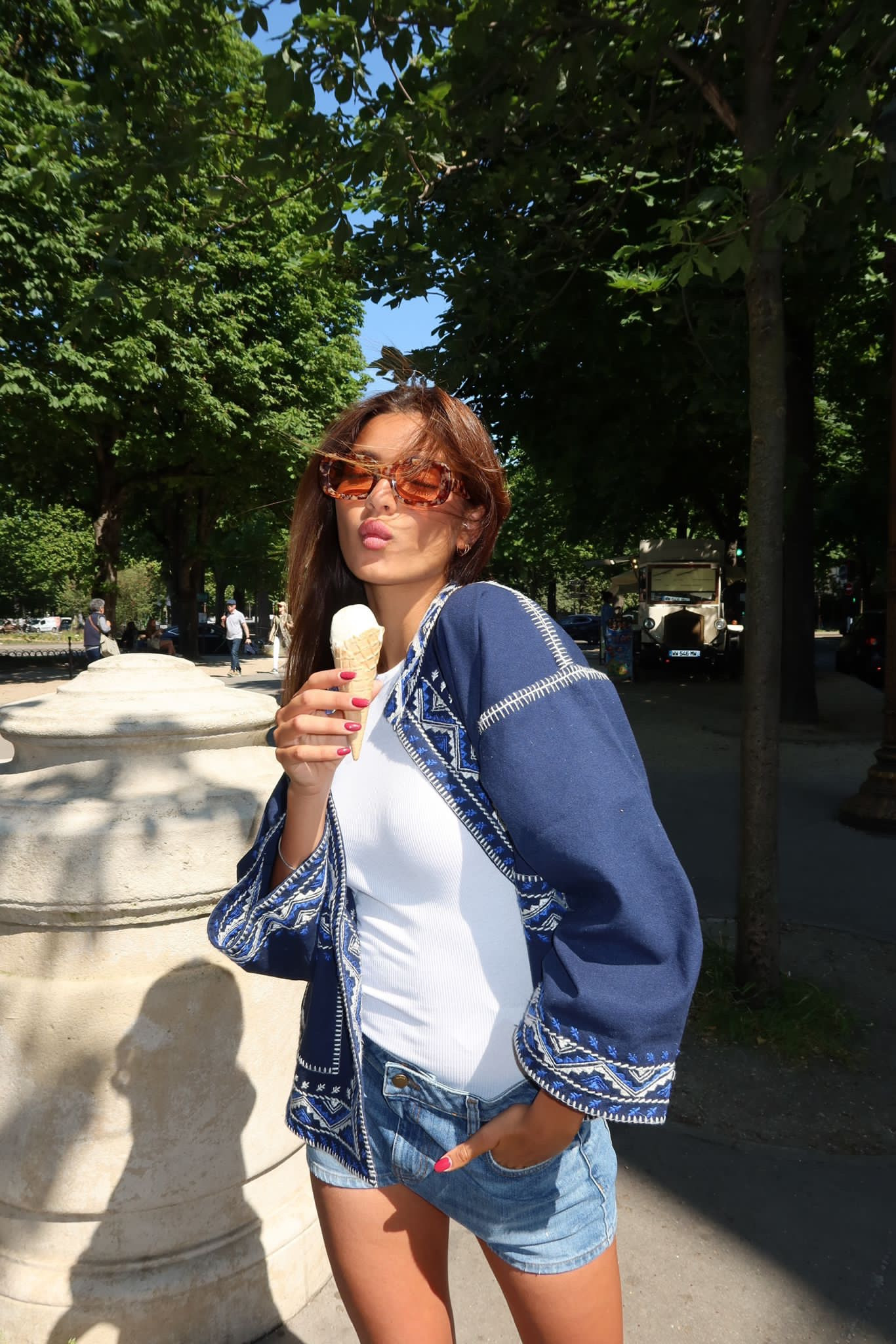 veste oversize bleue effet patchwork détails blanc Gérard Darel débardeur côtelé en coton uni Massimo Dutti short en jean inspiration look bleu et blanc 

#LTKstyletip #LTKSeasonal #LTKeurope