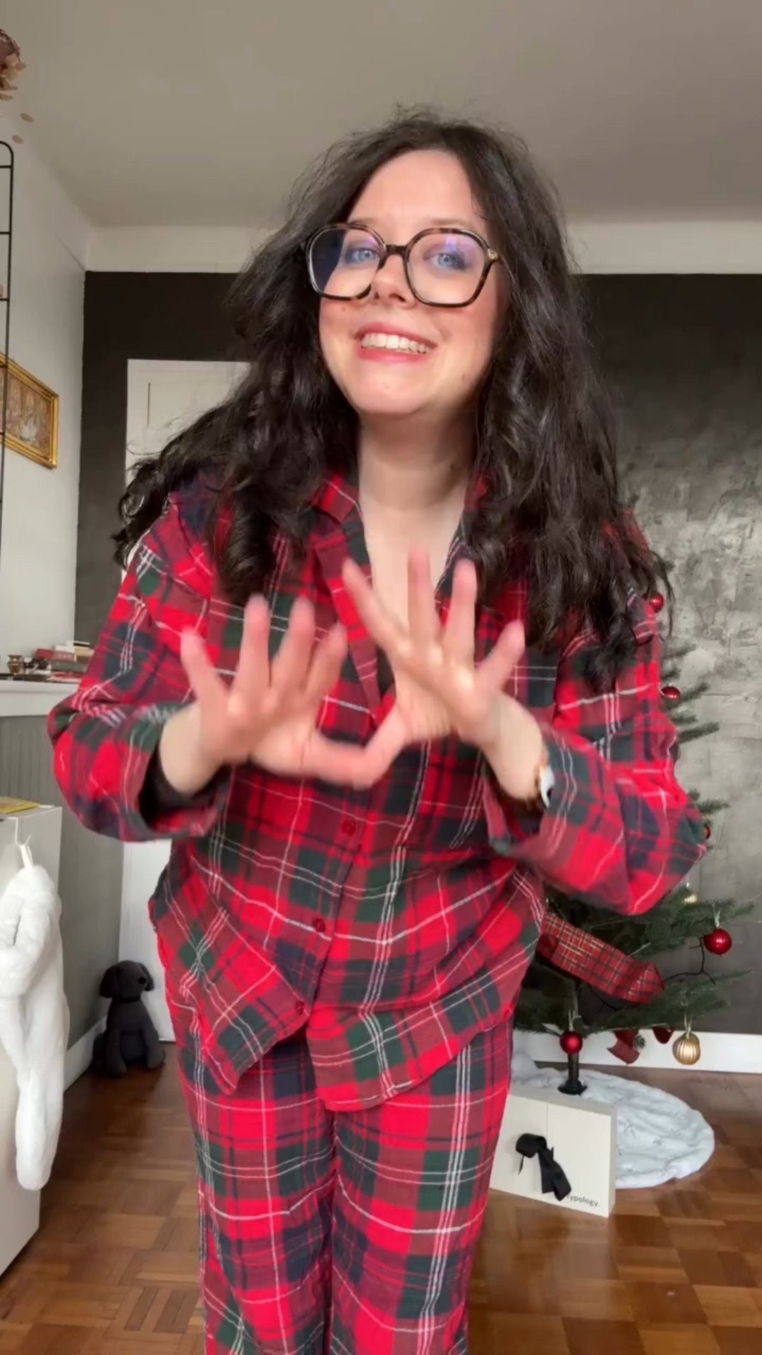 Jour 4 — On ouvre le calendrier des looks de fêtes ✨
Qui a dit qu’on ne pouvait pas faire des looks stylés avec un pull de noël ?

Tu veux découvrir les 21 looks suivants ?
👉 Abonne-toi, on se retrouve ici chaque jour jusqu’à Noël.

Pyjama : @etam 
Pull : @gemo_officiel 
Jeans : @uniqlofr 
Bottines : @chaussea_officiel 
Sac à main : @robertaborse 
Rouge à lèvre : @sephorafrance

#LTKstyletip #LTKpartywear #LTKfestive