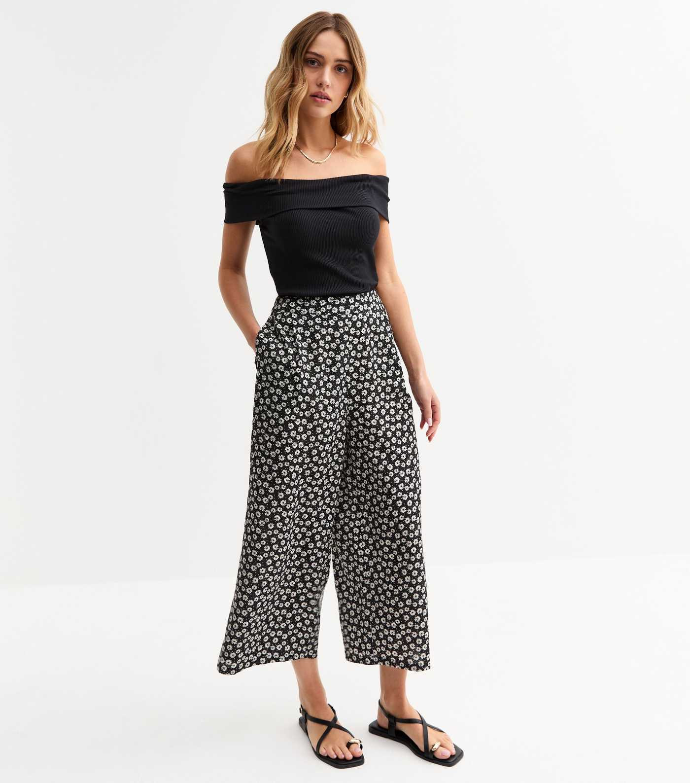 Black Floral Print Wide Leg Cropped Trousers | New Look | New Look (UK)