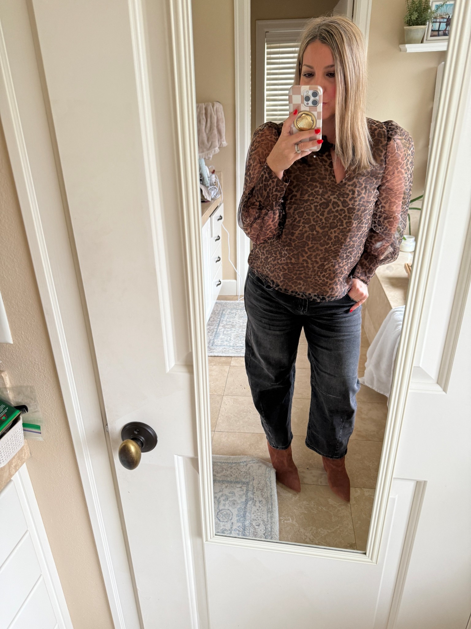 The best barrel jean in my
Opinion 🖤🤎

#LTKmomlife #LTKMidsize #LTKOver40