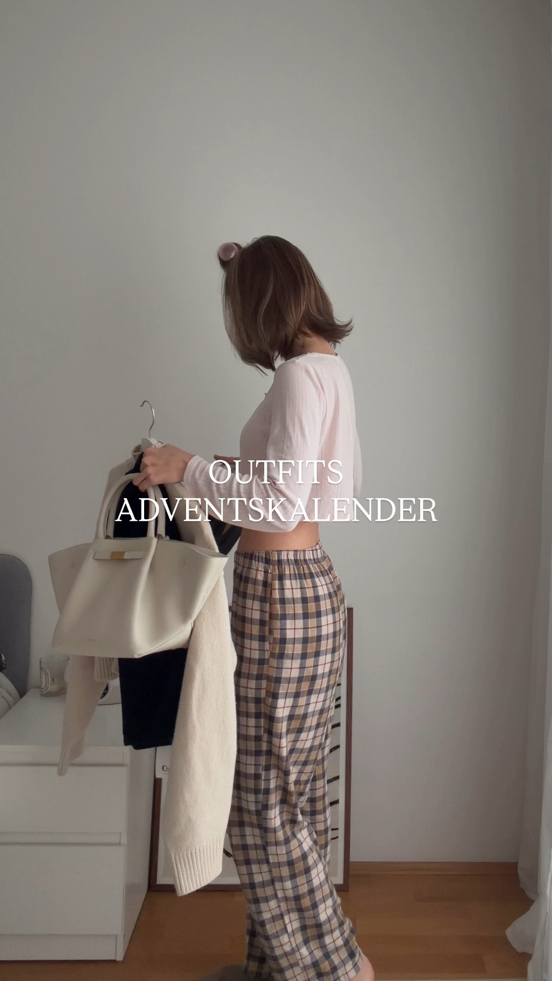 DECEMBER OUTFITS DAY 6 ✨

Cord trousers blue 
Blau hose corduroy 
Weekend looks
Relaxed outfits 
Warm and stylish
Elegant looks
Blue & White 
White Sweater 
DeMellier White Bag Styling

#LTKdeutschland #LTKwinter #LTKeurope