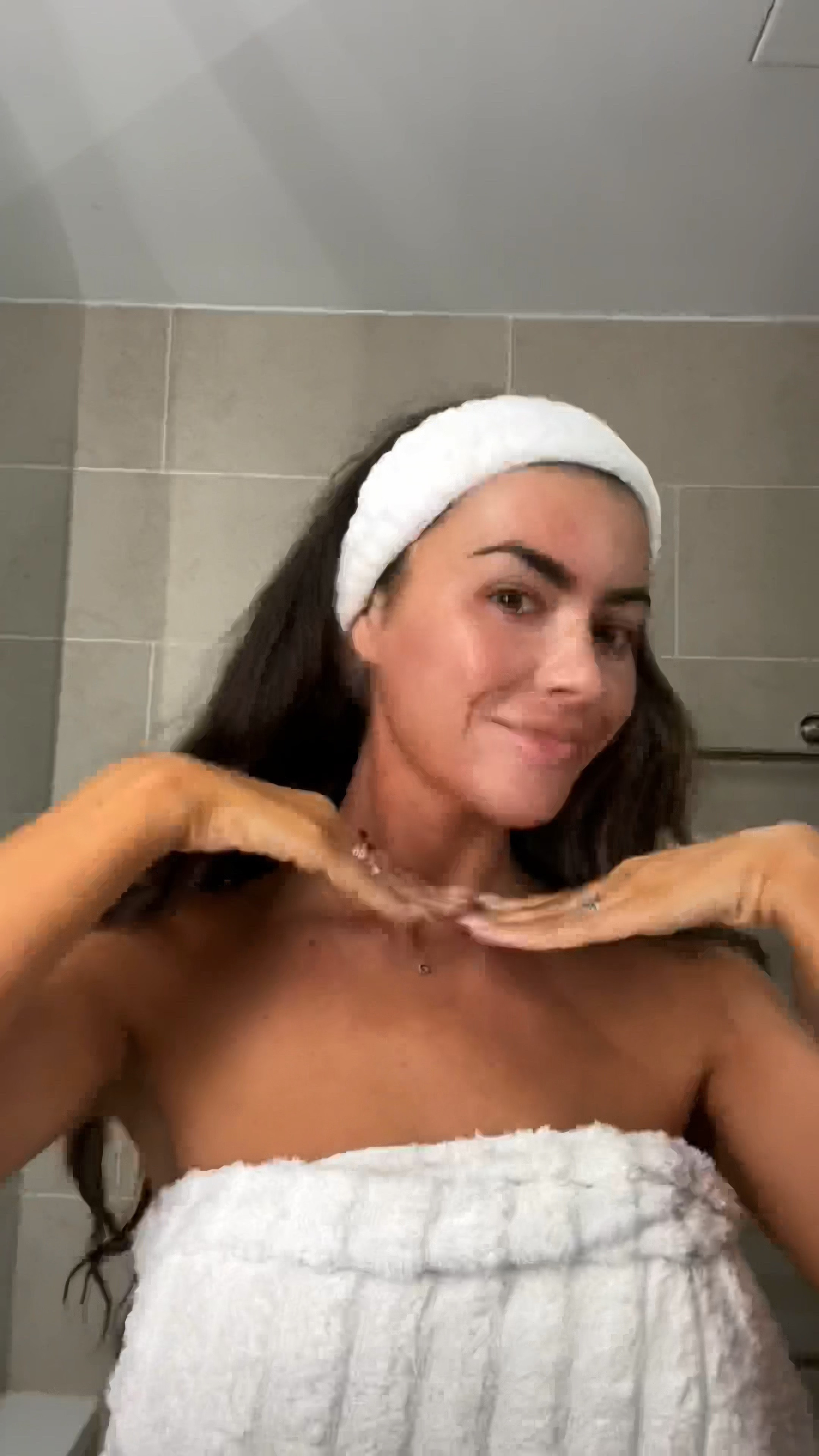 My trusted morning and evening skincare routine with #elemis  🤍 You already know I RAVE about Elemis pro-collagen marine cream and cleanser AND I have 25% discount code for you!! Use code GEORGIAH25!
 
I’ve added all the products I used plus some extra I also have and LOVE. All the products are super hydrating without being oily - honestly couldn’t recommend more!

#ELEMIS #loveELEMIS 

#LTKfindsunder100 #LTKbeauty #LTKsalealert