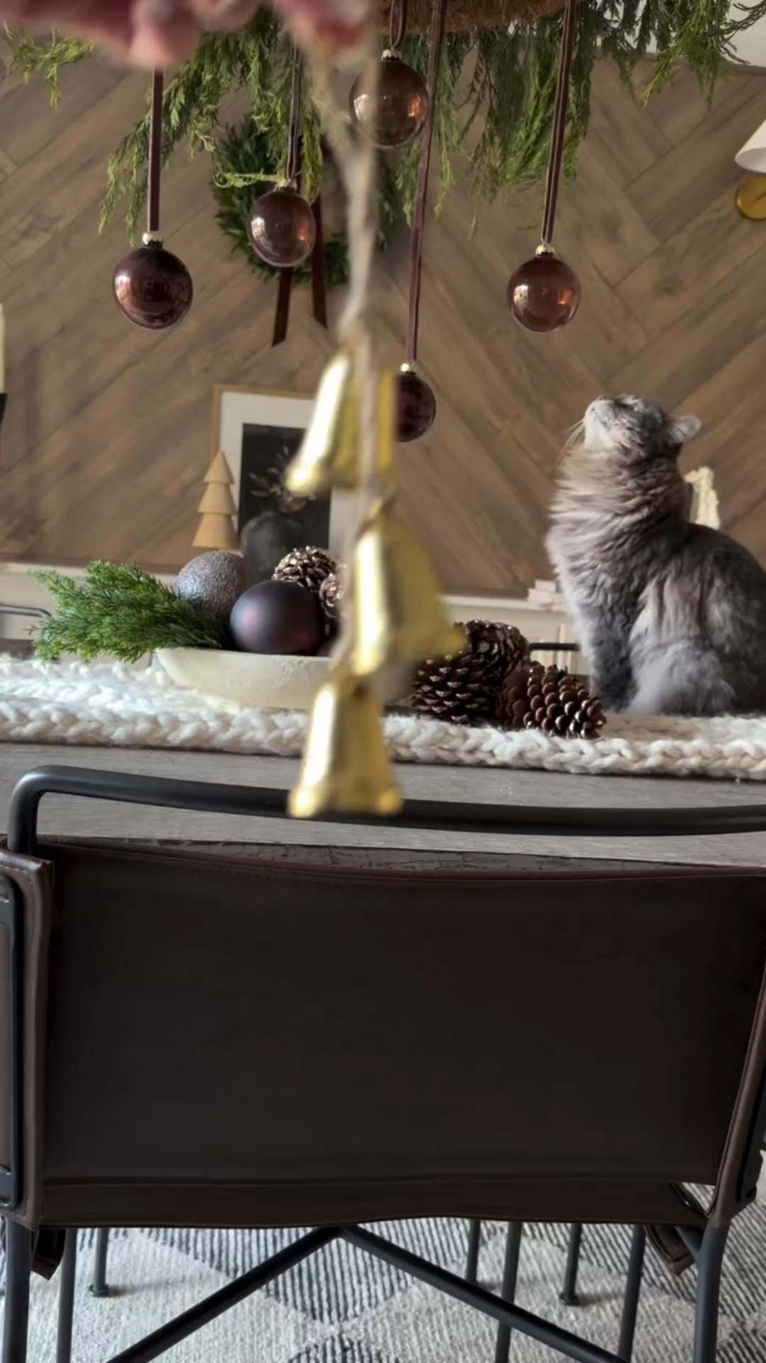 Bells will be ringing ✨
Such a simple little touch, but it adds so much holiday magic to the table! 

Comment “bells” for a link to shop this post

Sininhos vão tocar ✨
Um toque simples, mas que adiciona tanta magia natalina à mesa!