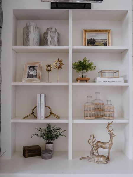 Christmas Home Tour 2022

Shelf styling // fern // brass chain bookends // brass stars // white ceramic jars // sea grass wrapped jars // gold deer // glass box

For more holiday inspiration check out Cristincooper.Com 

#christmashometour

#LTKHoliday #LTKhome #LTKSeasonal