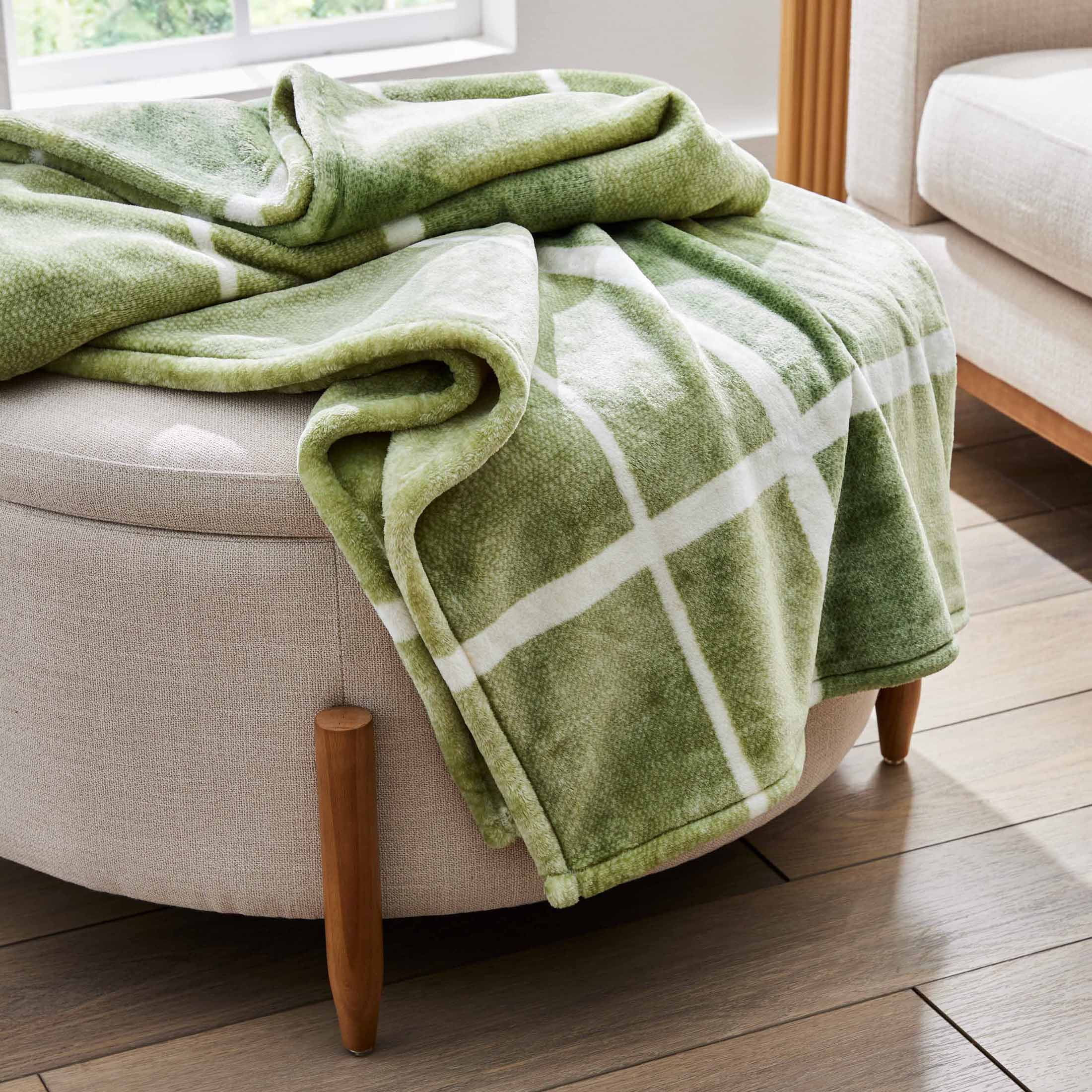 Better Homes & Gardens  Printed Heavyweight Ultra  Plush Adult Throw, 50” x 72”,  Green Plaid | Walmart (US)