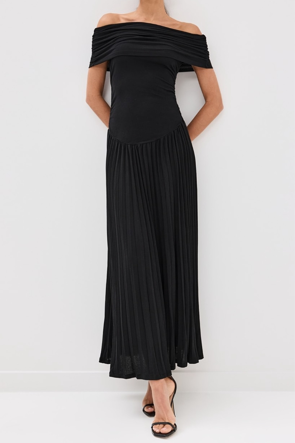 Fitted black midi dress bump friendly 

#LTKStyleTip #LTKBump #LTKU