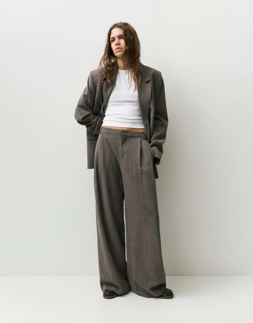 Pull&Bear – Gestreifte, elegante Hose in Maulwurfbraun-Brown | ASOS (Global)