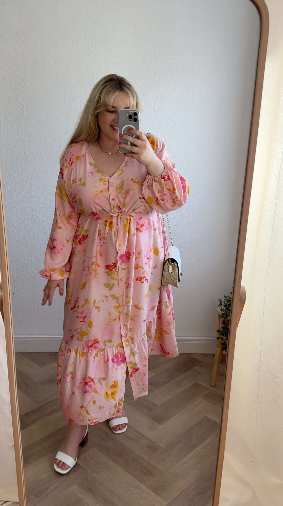Blumenkleid 🌸

Code: tropical15 
15% auf alles 

in DE Webshop und App; nur einmalig je Kund*in einlösbar; gültig ab heute Mittag bis einschließlich Sonntag

#plussizefashion #blumenkleid #hochzeit #kleid #jugendweihe #konfirmation

#LTKsummer #LTKkleider #LTKplussize