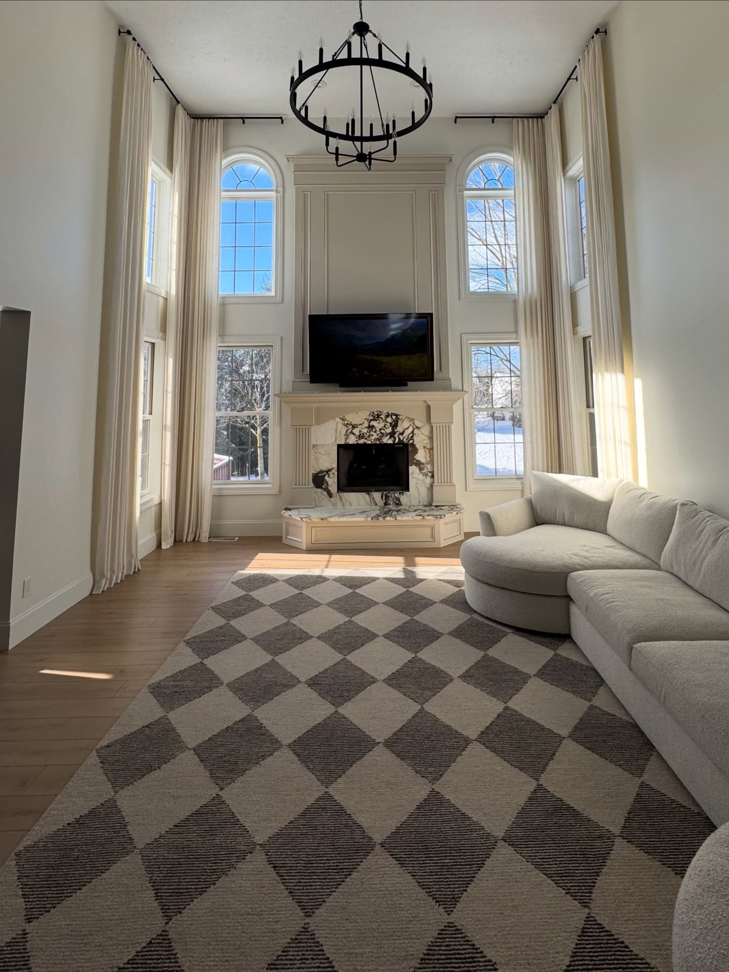 I call this Bright and Calm 🤍

I dressed up my entire first floor with drapery from @homerilla_official and it completely changed the vibe. The space feels so much warmer now. When the sun hits, the light filters through beautifully, making everything feel bright, soft, and calm—exactly the atmosphere I was going for. ✨

#calmhome #brightandairy #homerillacurtains #drapery #windowtreatment