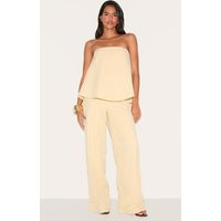 Butter Yellow Structured Woven Peplum Straight Leg Jumpsuit | PrettyLittleThing US