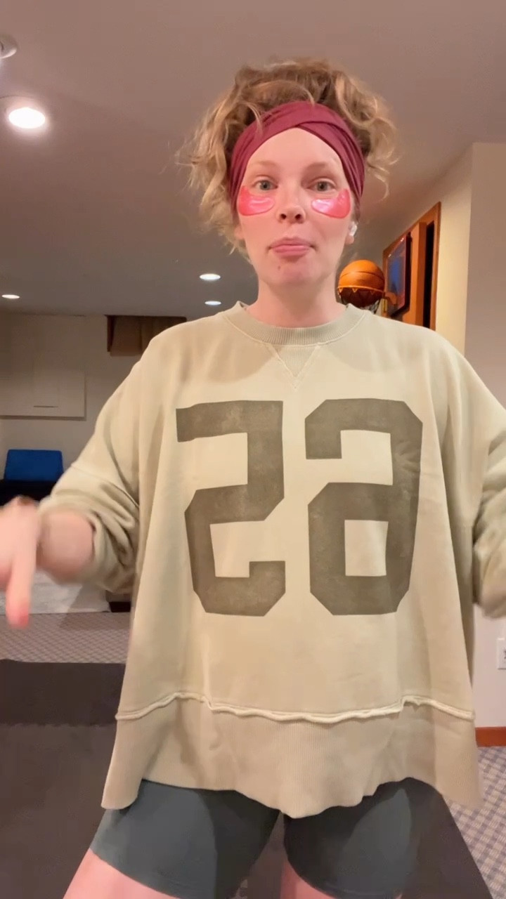 This sweatshirt is seriously my NEW OBSESSION 😍 size large and in love!!! 