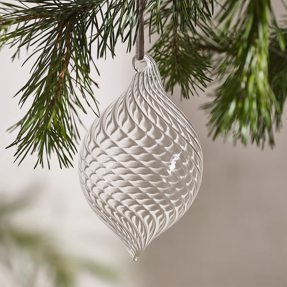 Optic Round Bauble – 13cm | The White Company UK & ROW