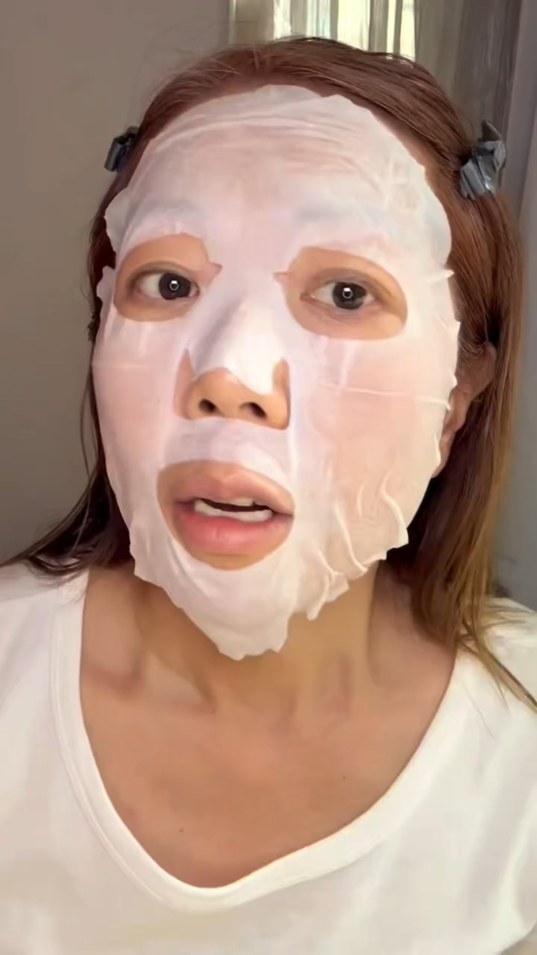 Dry weather but no cakey makeup — this is my exact prep routine!

The weather is getting so dry lately, but I still need to wear long-wear foundation.

To stop my makeup from looking cakey, this is how I prep my skin.”

What is it?
The SkinFood Carrot Carotene Daily Mask — a calming, hydrating sheet mask.

Just 5 minutes to soothe irritation and deeply hydrate dry, sensitive skin before makeup.

Then I lock everything in with d’Alba Piedmont Italian White Truffle First Spray Serum — one spritz for instant hydration and glass-skin glow.

Last step, Anua Heartleaf Moisture Sunscreen. Milky, fast-absorbing, no white cast, no pilling — perfect under foundation.

#MakeupPrep
#CakeyMakeupFix
#DrySkinRoutine
#GlassSkinPrep
#BaseMakeupTips