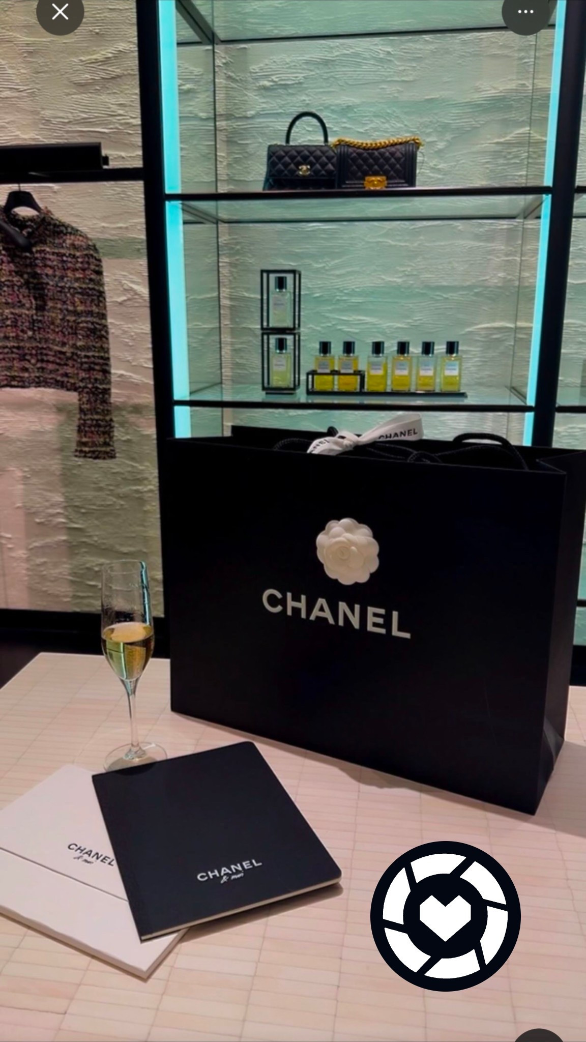 #chanel & #champagne go together real bad. #moet #vue #holiday

#LTKHoliday #LTKCyberWeek #LTKGiftGuide