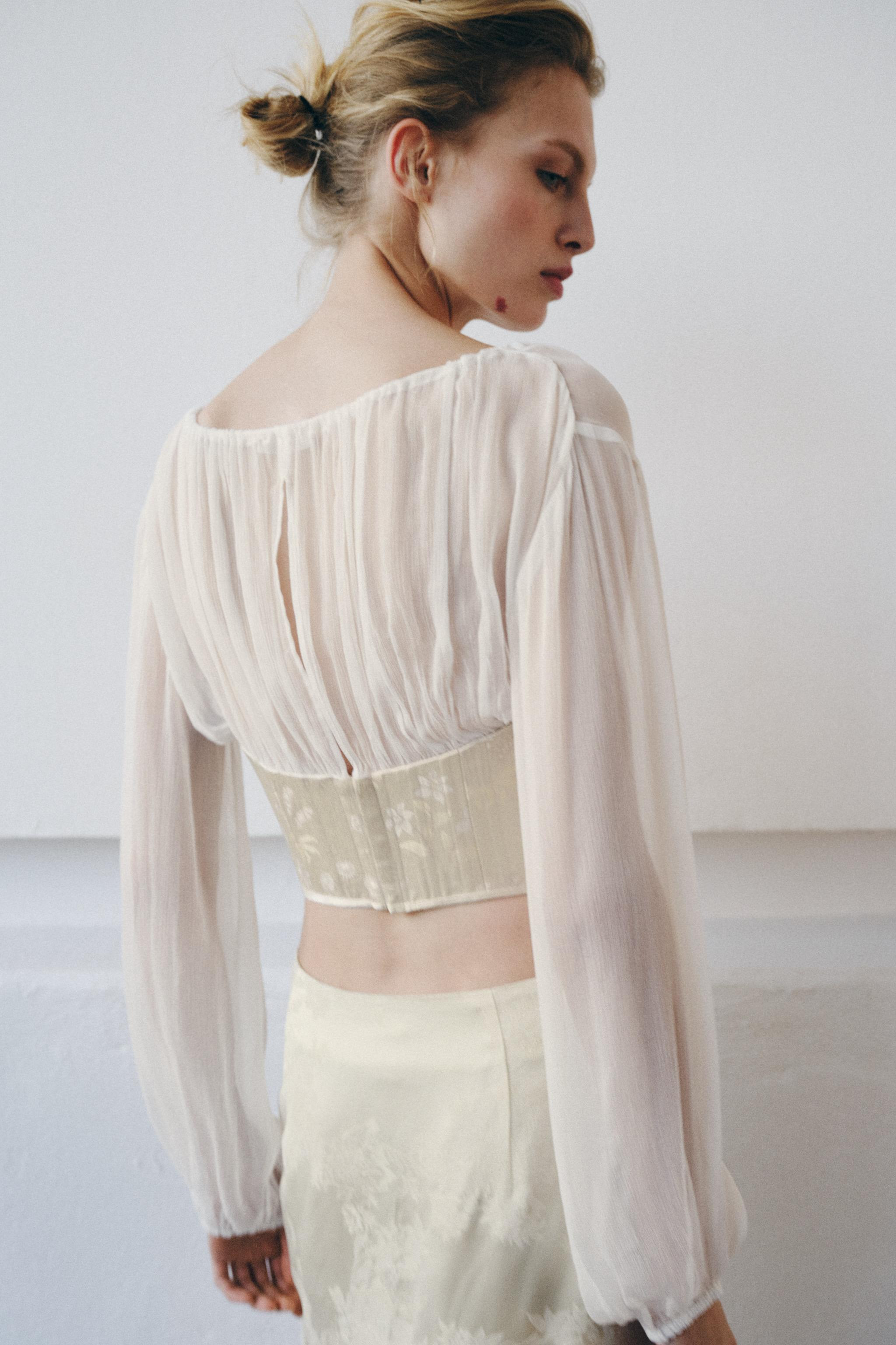 Gr\u00f6\u00dfe des Models: 179 cmKorsett-Bluse in Materialkombination. Hauptstoff aus 100 % Visk... | Zara DE
