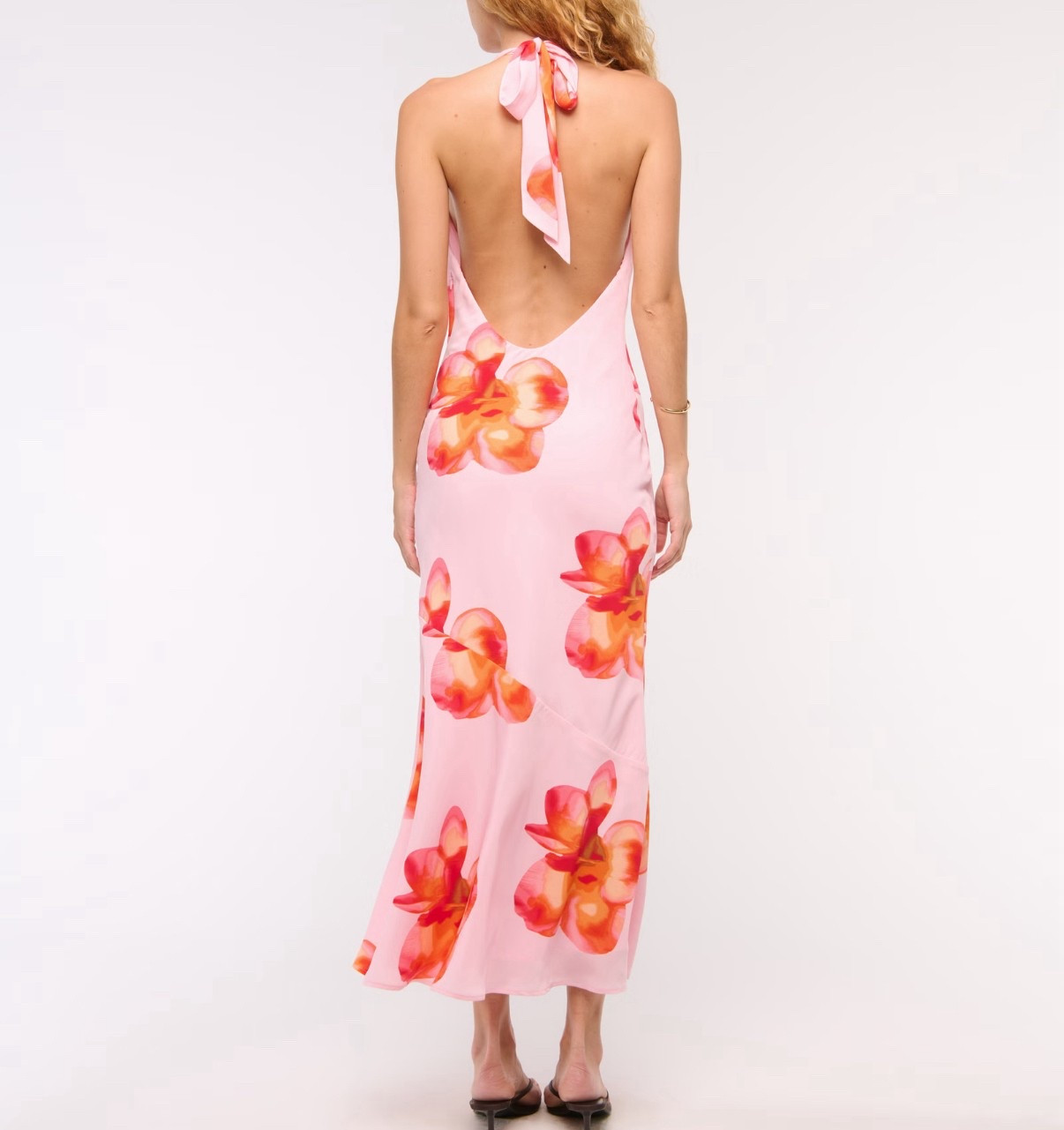 This dress has the most beautiful print and low back 👏🏻👏🏻 and it’s on sale this weekend for $70!! 


Summer wedding guest dress
Summer fashion
Vacation outfit ideas 
Summer outfits 

#LTKSummerEdit #LTKFindsUnder100 #LTKSaleAlert