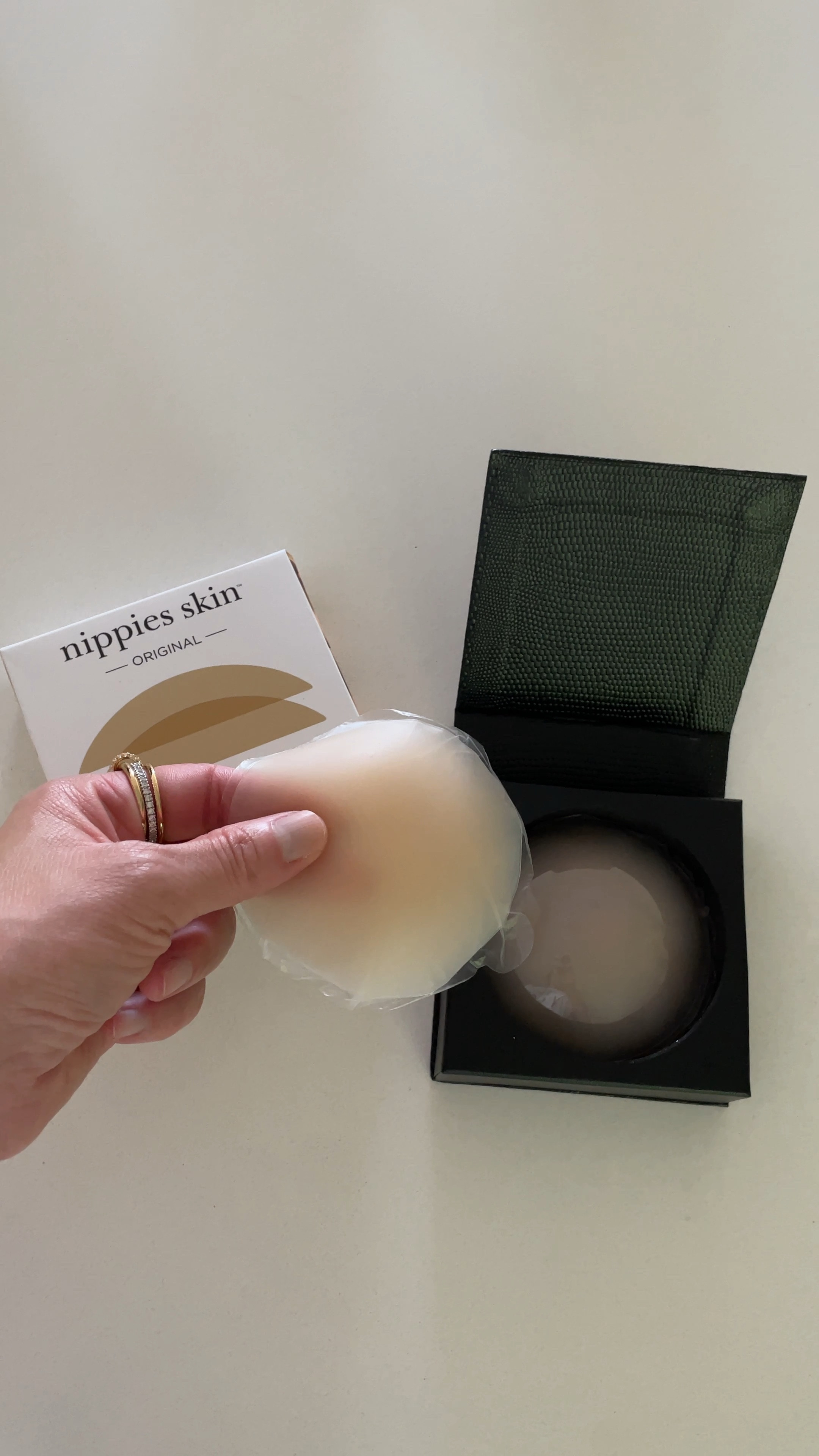 On sale for $20 for Prime Day! 🚨 I wear this everyday! For all your crop tops, off shoulder, clavicle baring tops/dresses…I cannot live without these reusable nipple covers! Been wearing them for years & they last so long if you wash them after every use. TRUST!

Pasties, nipple covers, braless, bra, Amazon Prime Day sale, The Stylizt

 


#LTKSummerSales #LTKStyleTip #LTKFindsUnder50