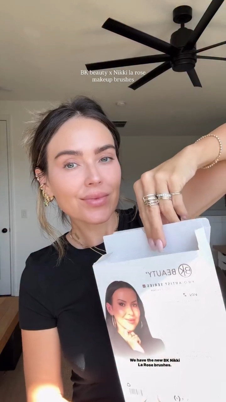 Bk beauty x Nikki la rose makeup brushes 🖤🥀 aren’t they so unique?! 

Showing the new @thebkbeauty x @makeupbynikkilarose makeup brush set and comparing them to the og collab (and my bk brushes w the burgundy handles). Hope this helps with the upcoming sales & gifting season upon us!