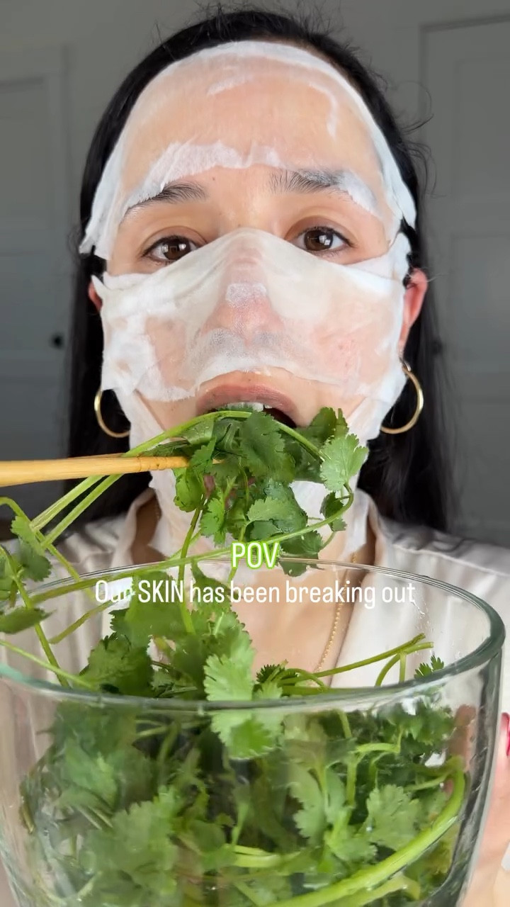 Calm, hydrated and happy skin starts here ✨Comment “LINK” and I’ll send it to you 💌

This calming serum with mugwort leaf water + ceramides has been my go-to whenever my skin feels irritated, red, or just overwhelmed. It instantly soothes, deeply hydrates and helps repair the skin barrier for that healthy glow 🤍

🌿 Mugwort is a plant known for its calming and anti-inflammatory benefits perfect for reducing redness, soothing sensitivity and helping your skin recover faster.

If your skin has been acting up lately… this is your sign to try it ✨

@aprilskin_global 

#glassskin #skinbarrier #aprilskincare #aprilskin #acne