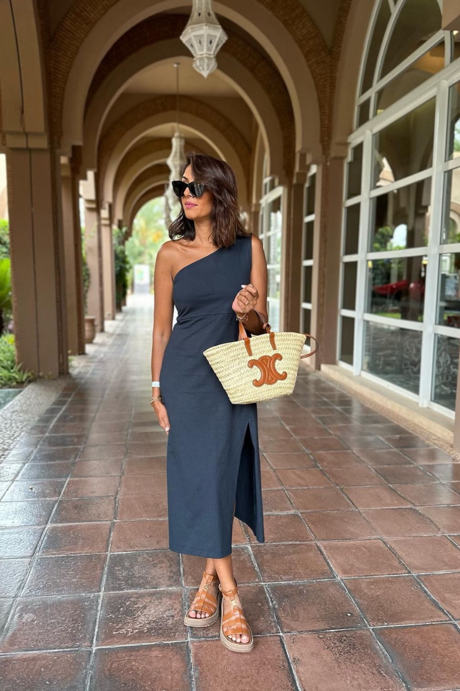 Robe noire élégante, robe noire unie, robe asymétrique, robe noire fendue, look chic et élégant, panier triomphe Celine 

#LTKFind #LTKeurope #LTKstyletip