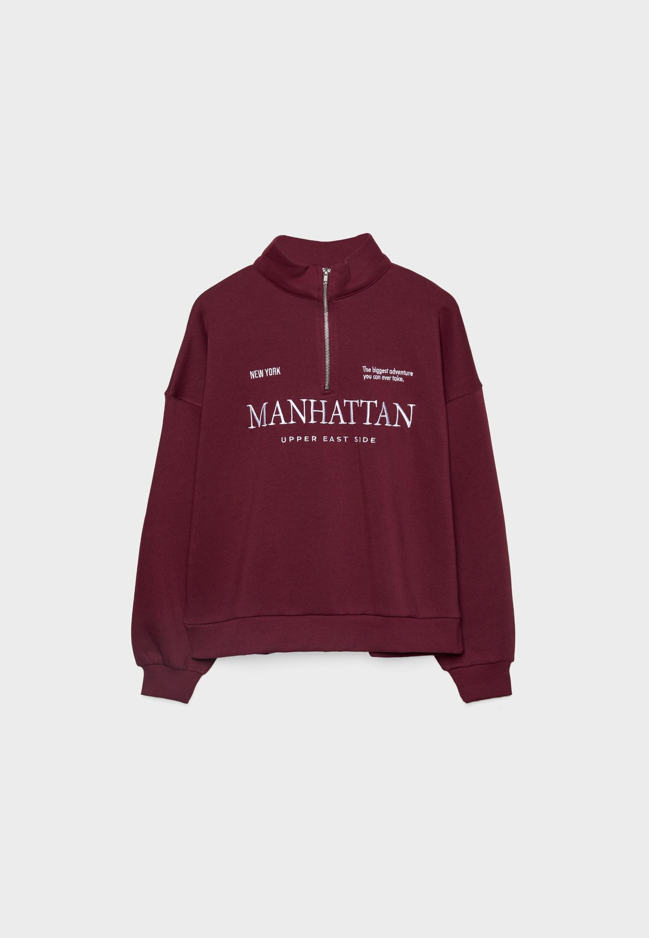 Sweatshirt met lange mouwen en hoge kraag met kwartrits. Geborduurd detail op de voorkant. Geribd... | Stradivarius (NL)