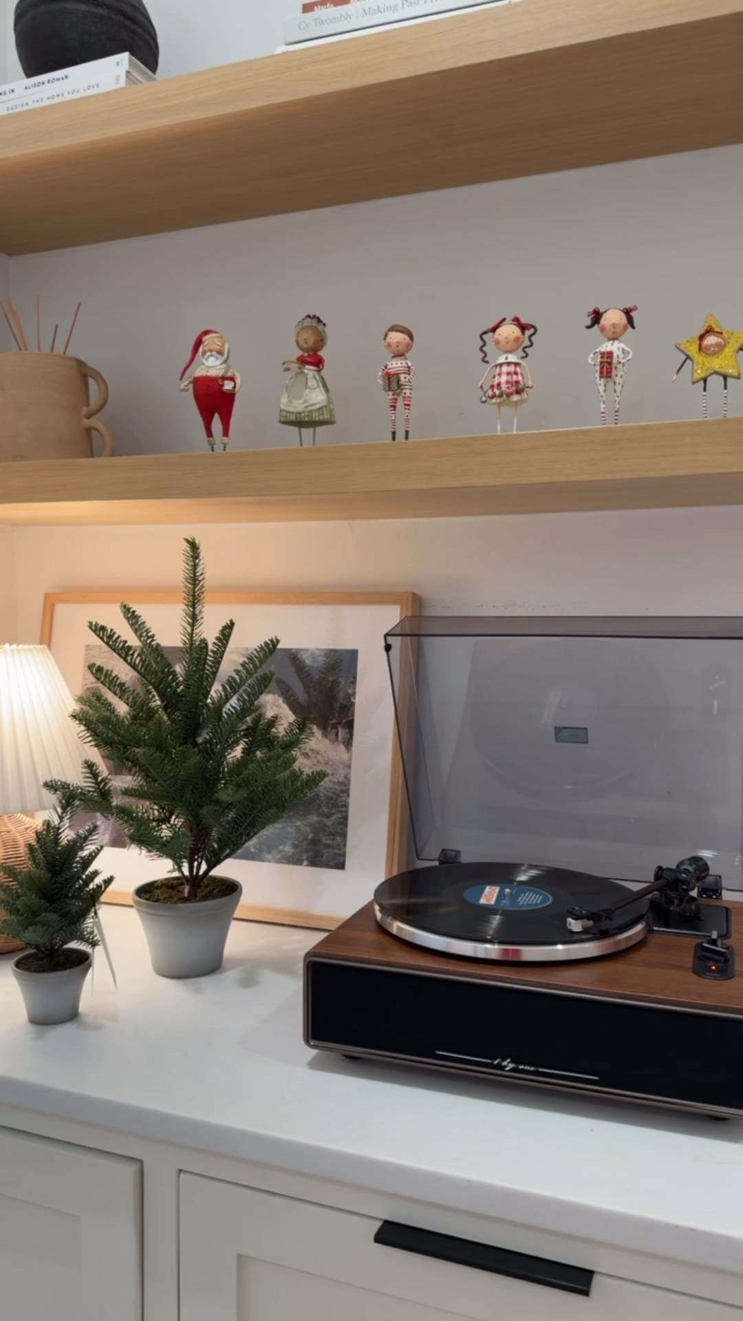 Record player + Christmas decor!



#LTKHome #LTKHoliday